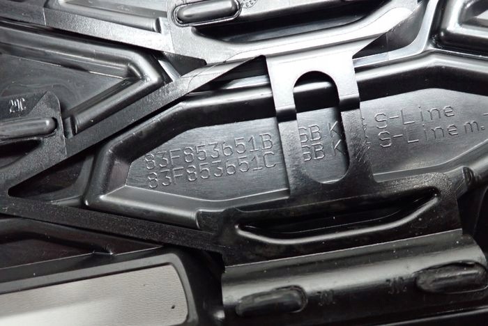 AUDI Q3 II S-LINE 18- grille 83F853651