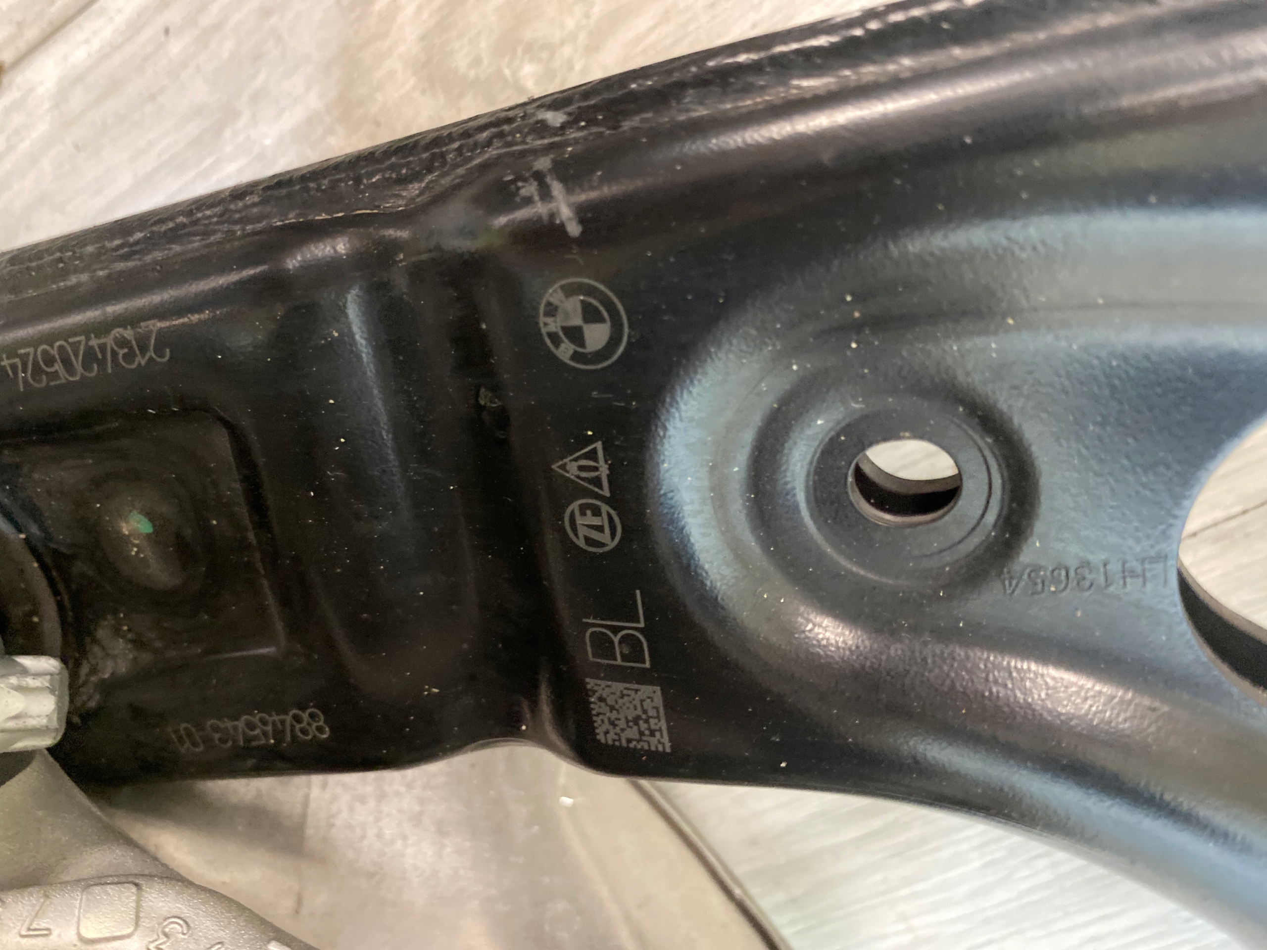 BMW 2 U06 otoč tlumič levý předek