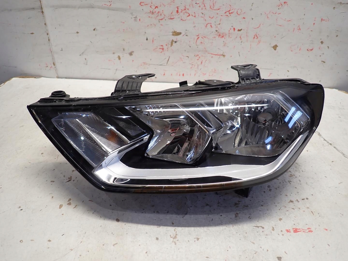 light front front left AUDI A1 II 2018- 82A941003