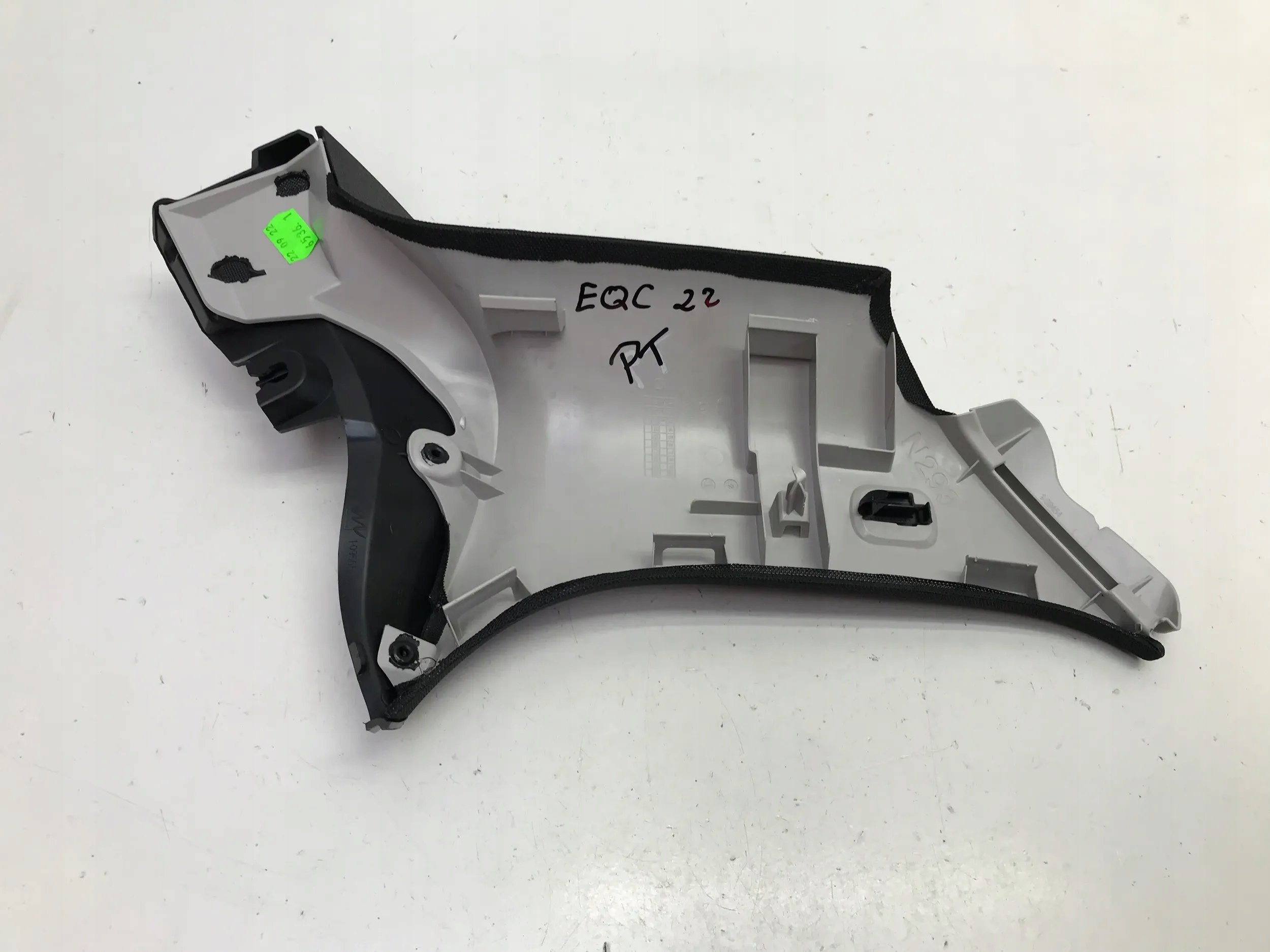 MERCEDES EQC N293 W293 2023 OSŁONA POSZYCIE SŁUPKA D PRAWY TYŁ A2936904400 Typ samochodu Samochody osobowe