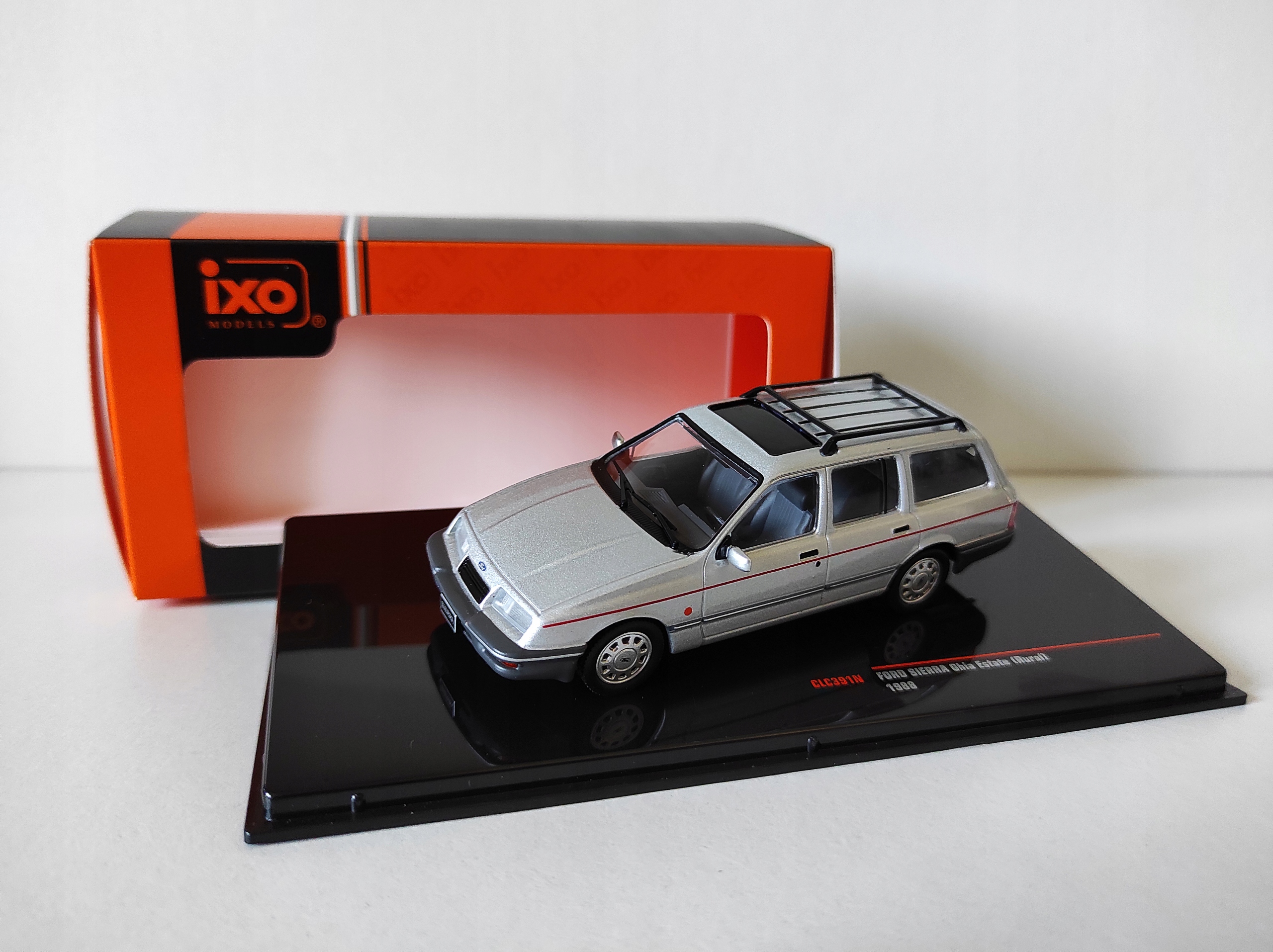 Ford Sierra Turnier Ghia 1988 (Rural) Silver Ixo Ixo 1:43