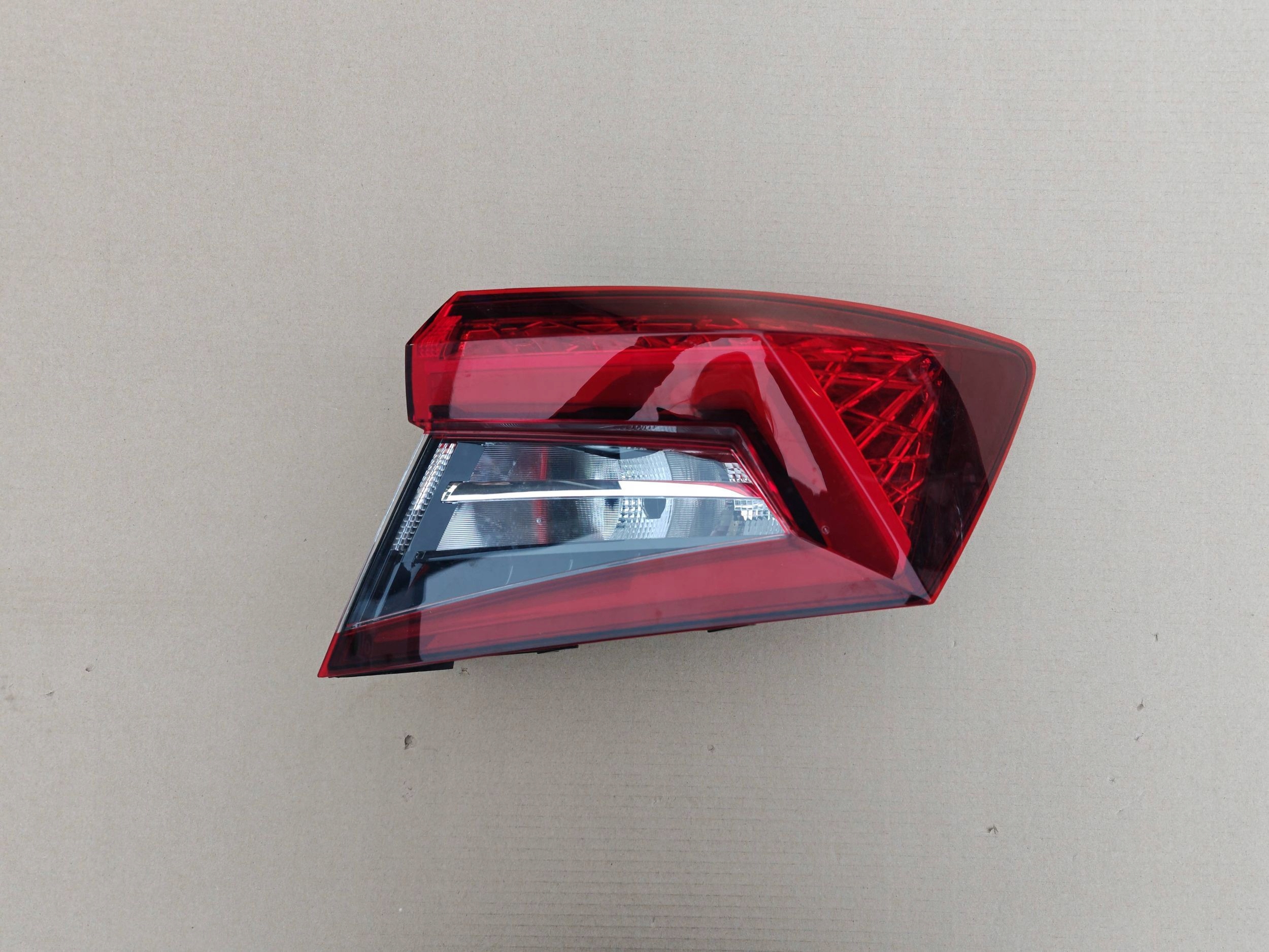 SKODA KAROQ 2017 LED 57A PRAWA LAMPA TYLNA TYŁ