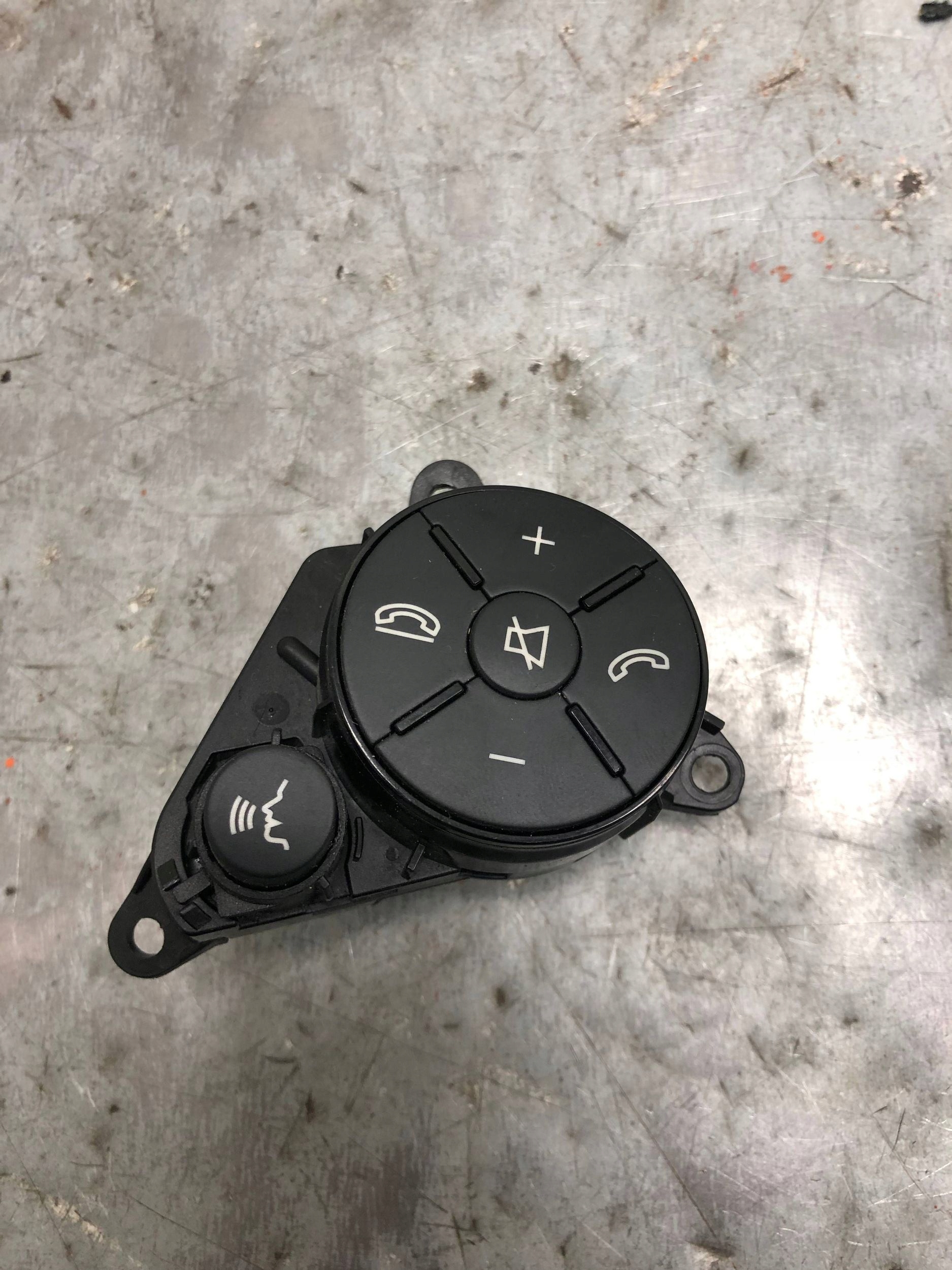 MULTIFUNKCJA Volant MERCEDES W204 A2048210051