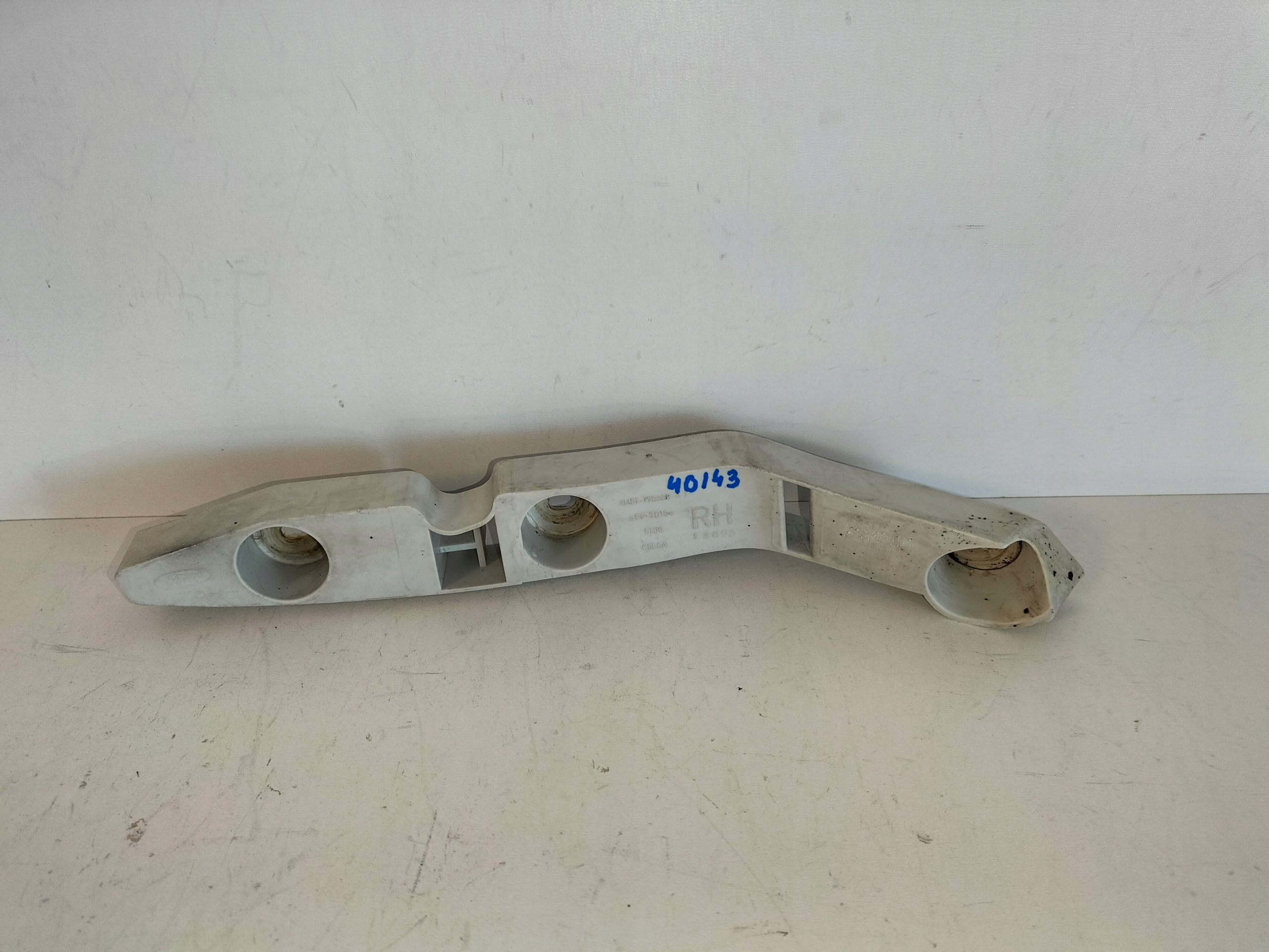 Support Support plaque Pare choc Avant Droite FORD FOCUS MK2 04-08