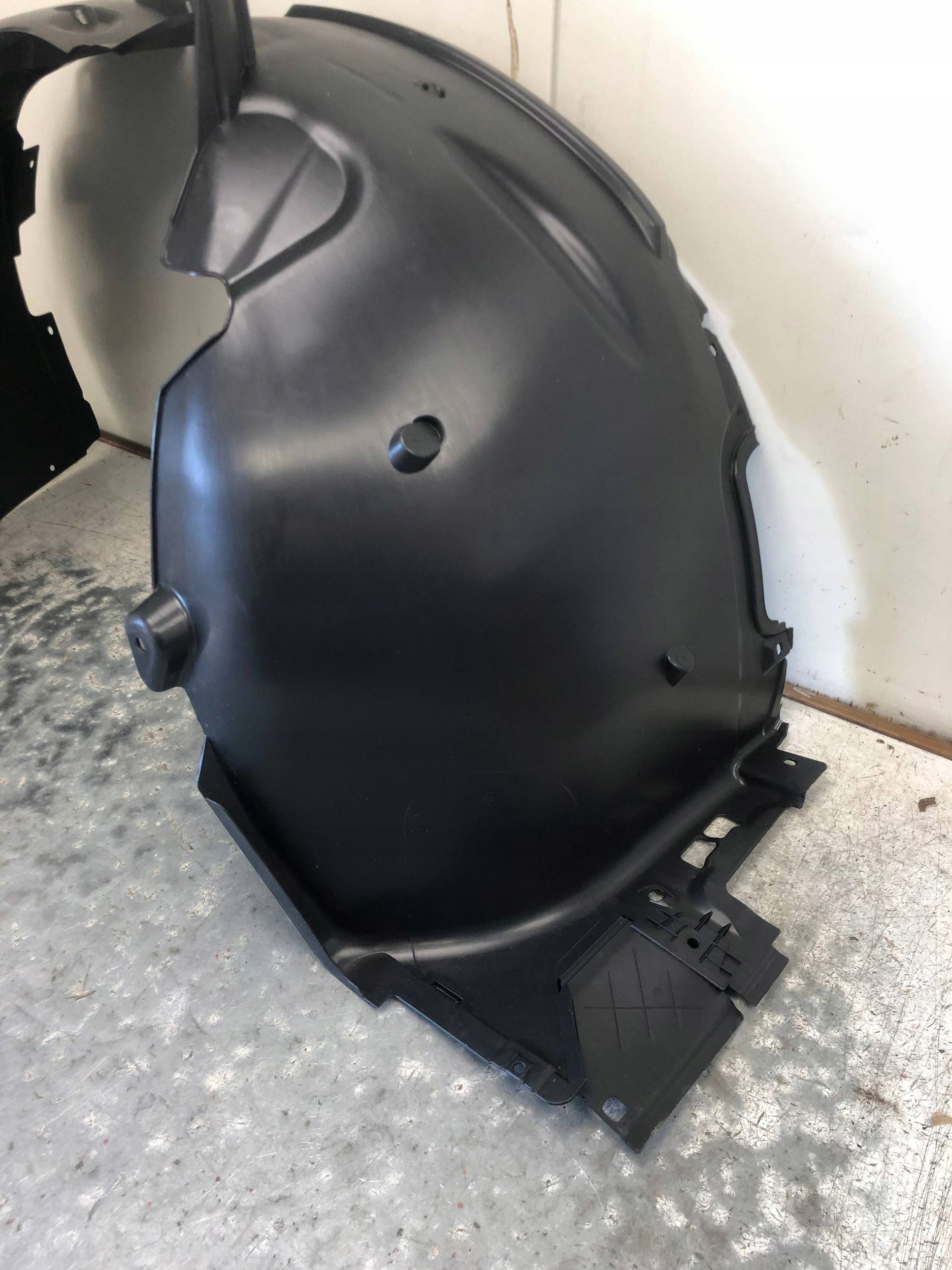 mudguard right front AUDI Q2 81M 81M821172