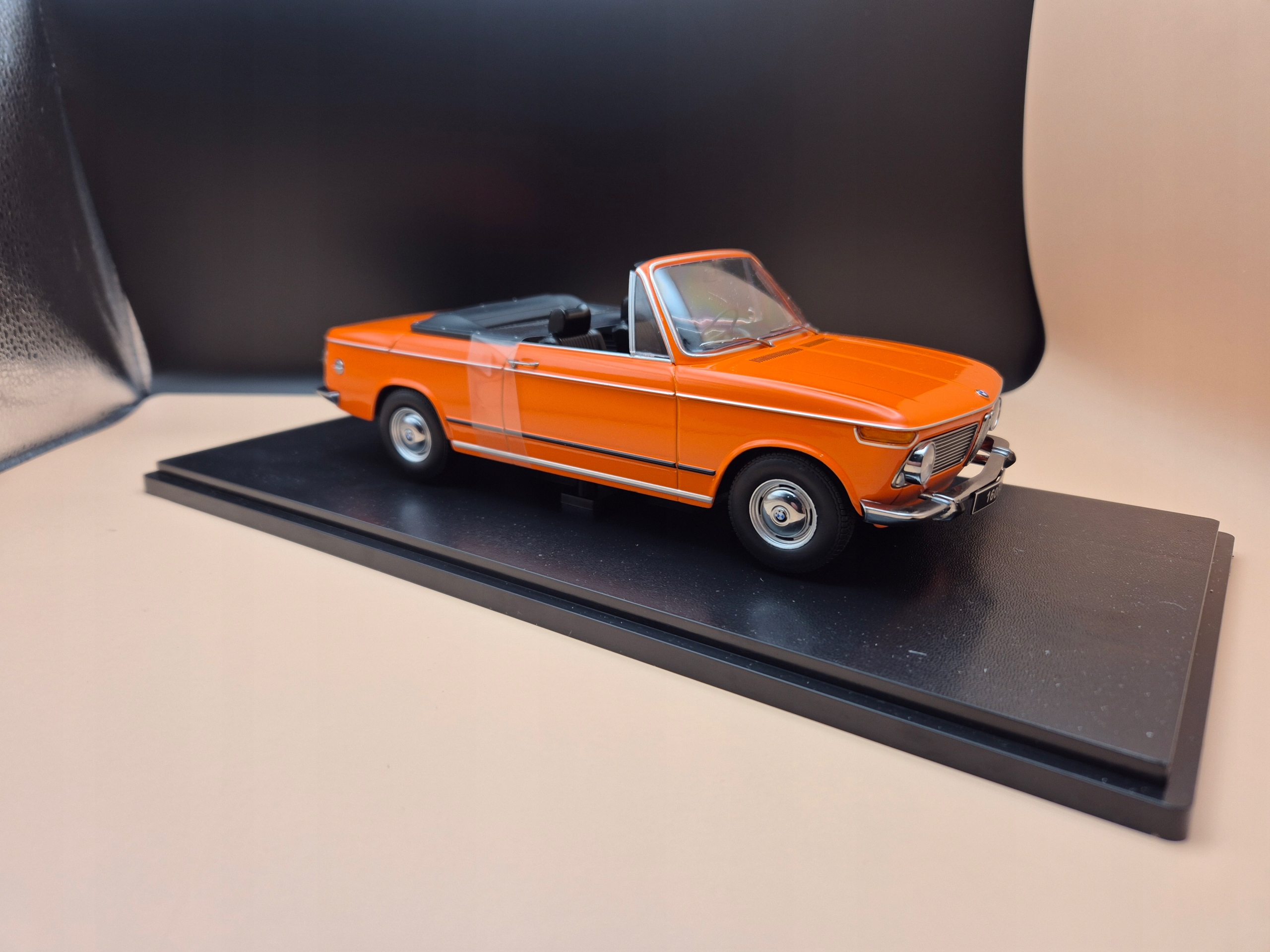 KK SCALE BMW 2002 Cabriolet 1971 ORANGE 1:18 Model BMW 2002 Cabriolet
