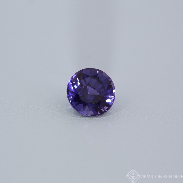 Hluboký fialový safír 6 mm, kulatý výbrus, laboratorně vyrobený