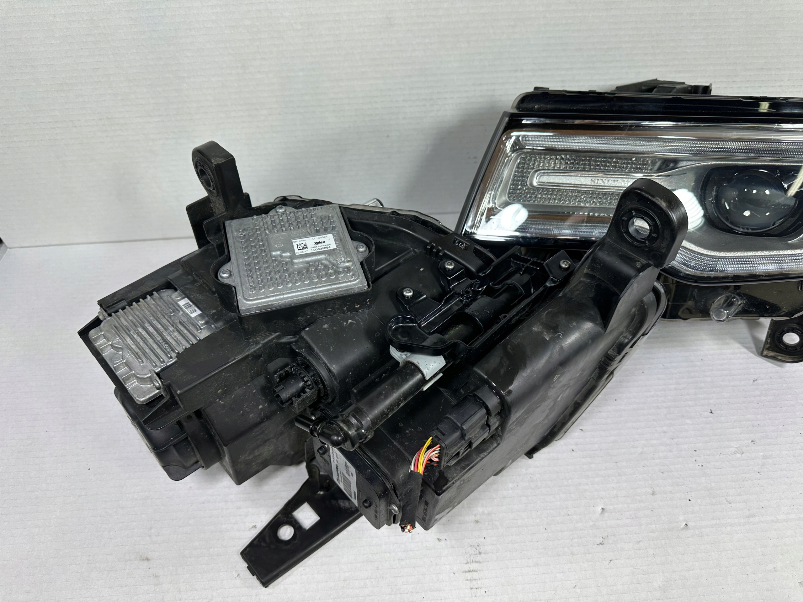GRAND CHEROKEE WK2 LIFT XENON LAMPA PRAWA LEWA LED Typ samochodu Samochody osobowe