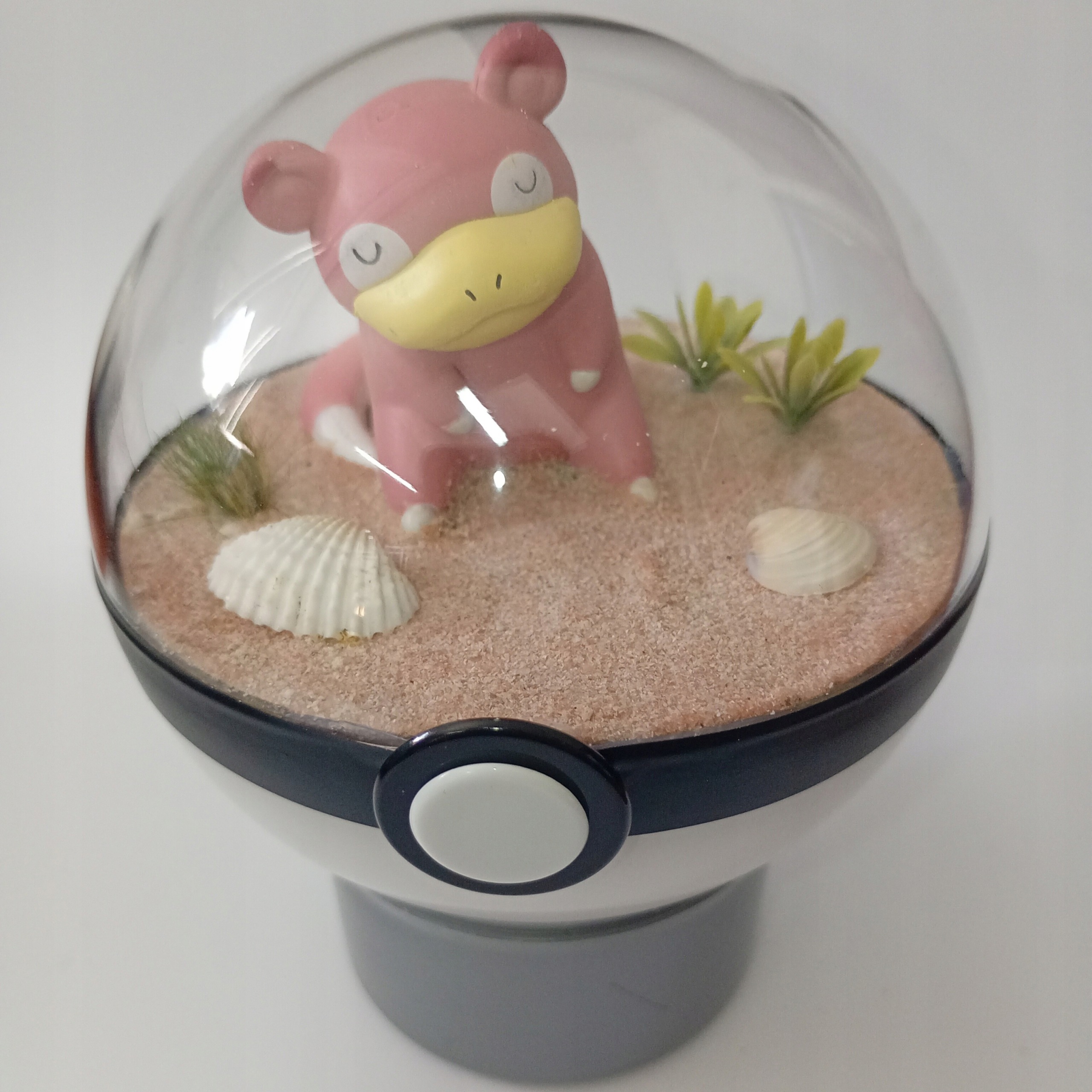Slowpoke – Pokéball Terárium, Unikátní Pokémon Diorama, Ruční Výroba, 10 CM