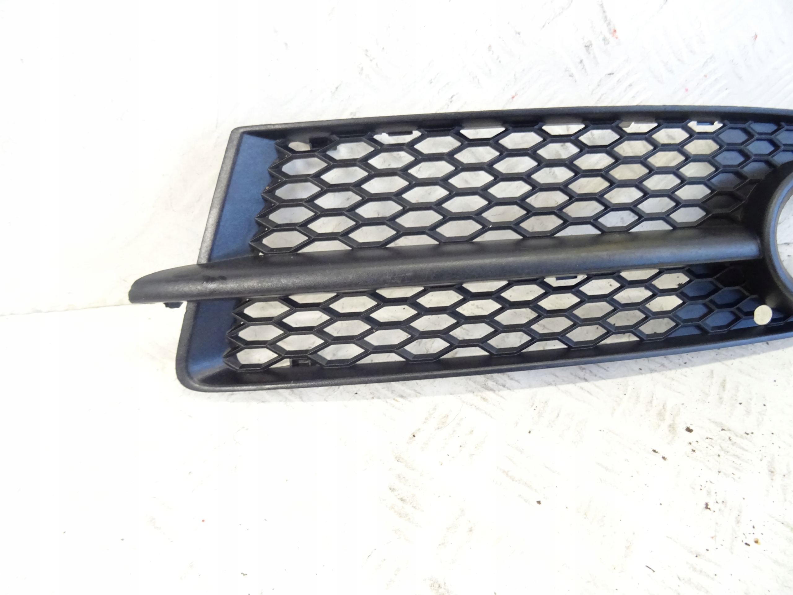 grid of a bumper front front left AUDI TT 8J0 8J0807681