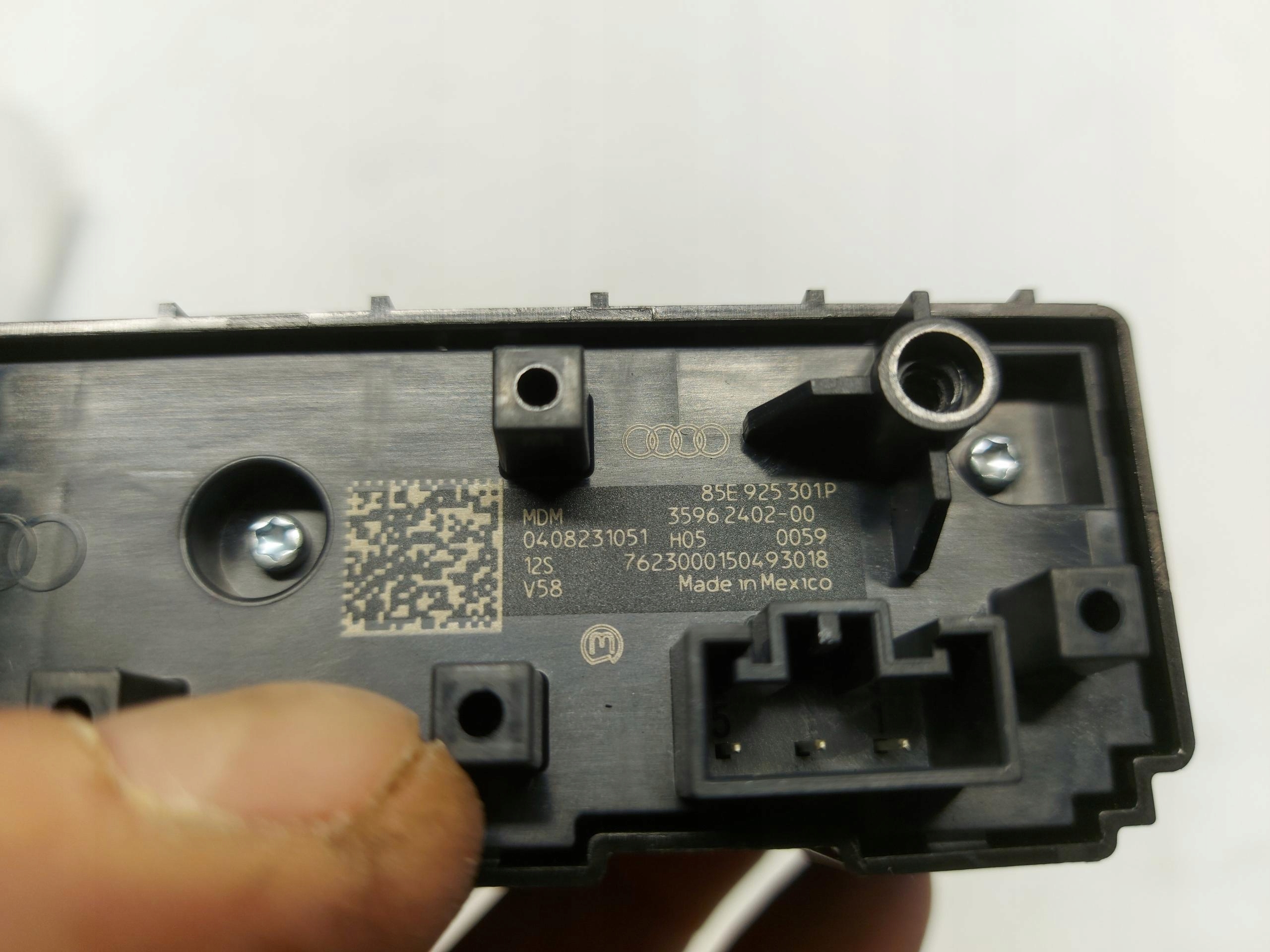 Audi Q4 40 E-TRON button switch of warning lights 85e925301p