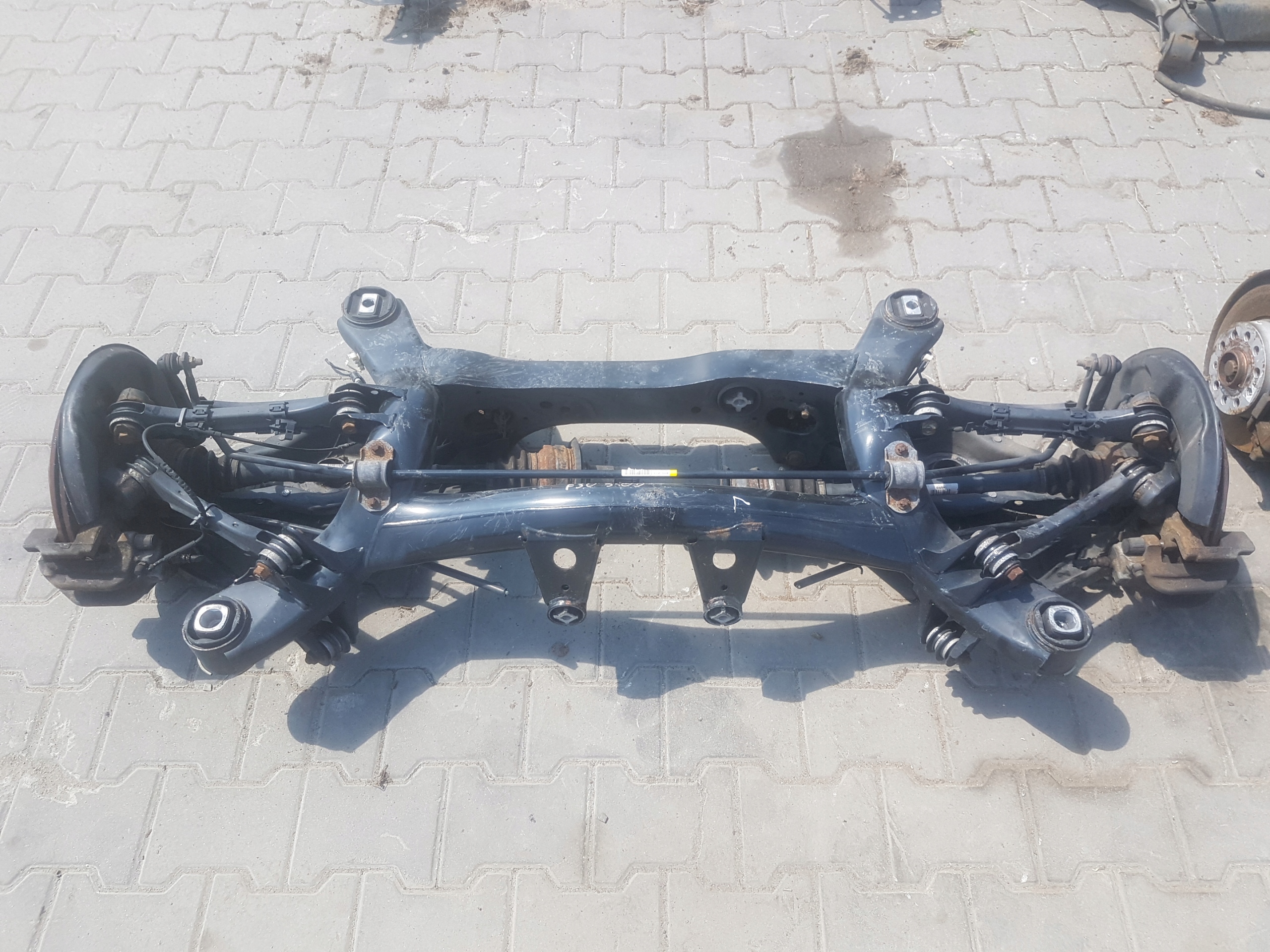 BMW 3 F30 F31 3.0 D 330D BELKA ZAWIESZENIA TYŁ