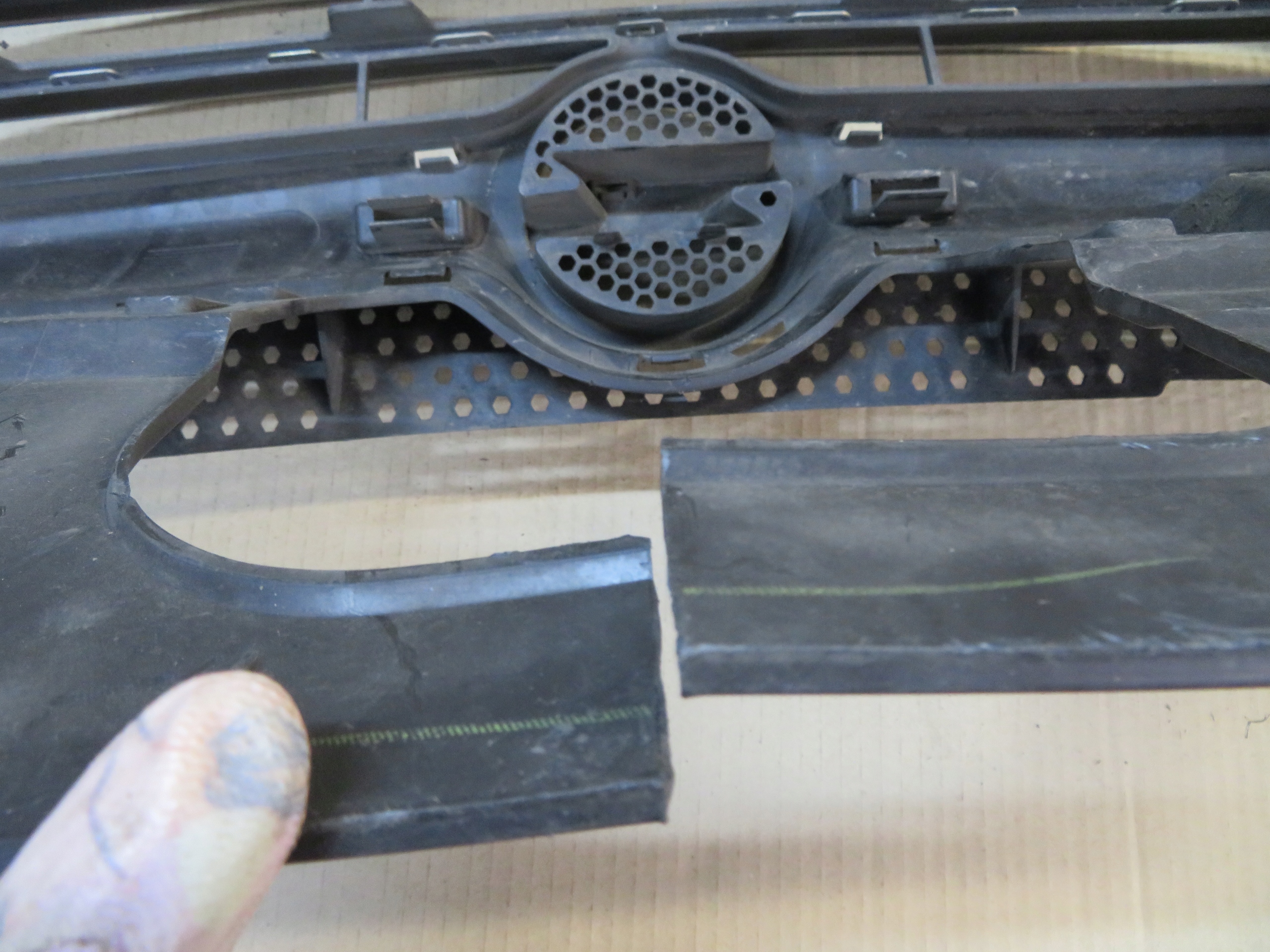 opel Vivaro II 14-> решетка радиатора 623105615R