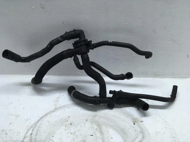 9X23-8A586-AD - Корпус термостата водяні шланги JAGUAR XF X250 3.0