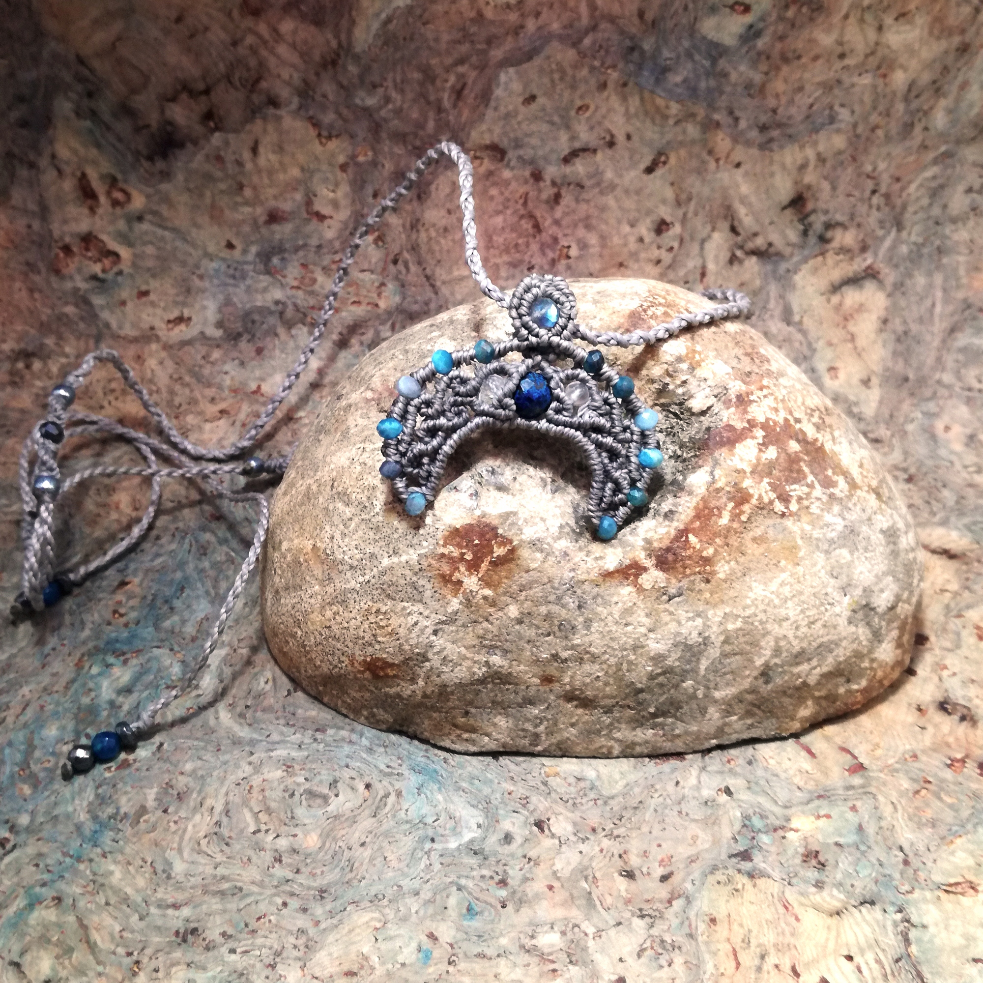 Lunula slovanská Chryzokola Topaz Apatit měsíc náhrdelník mikro makramé