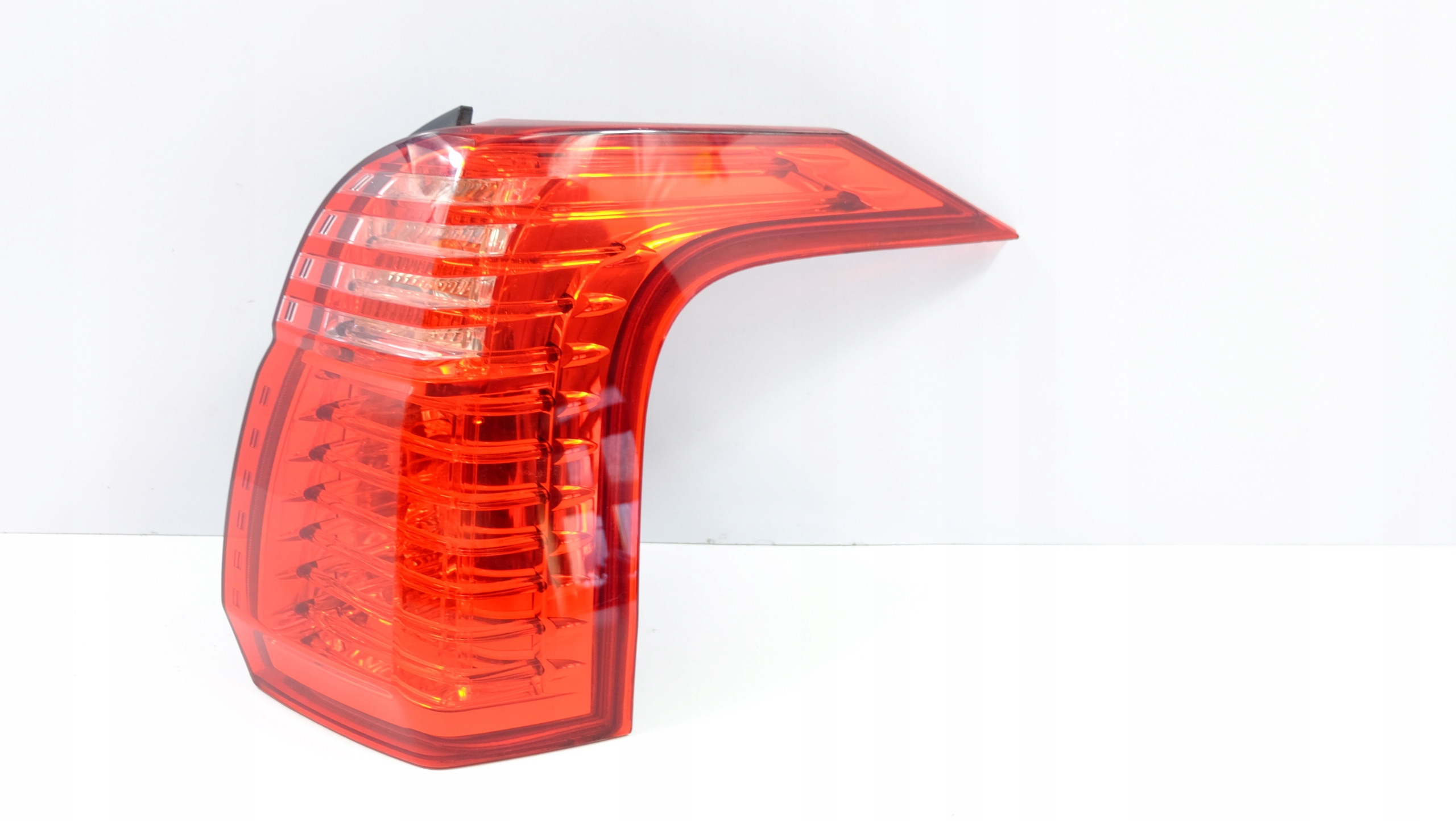 PEUGEOT 5008 I LAMPA PRAWY TYŁ