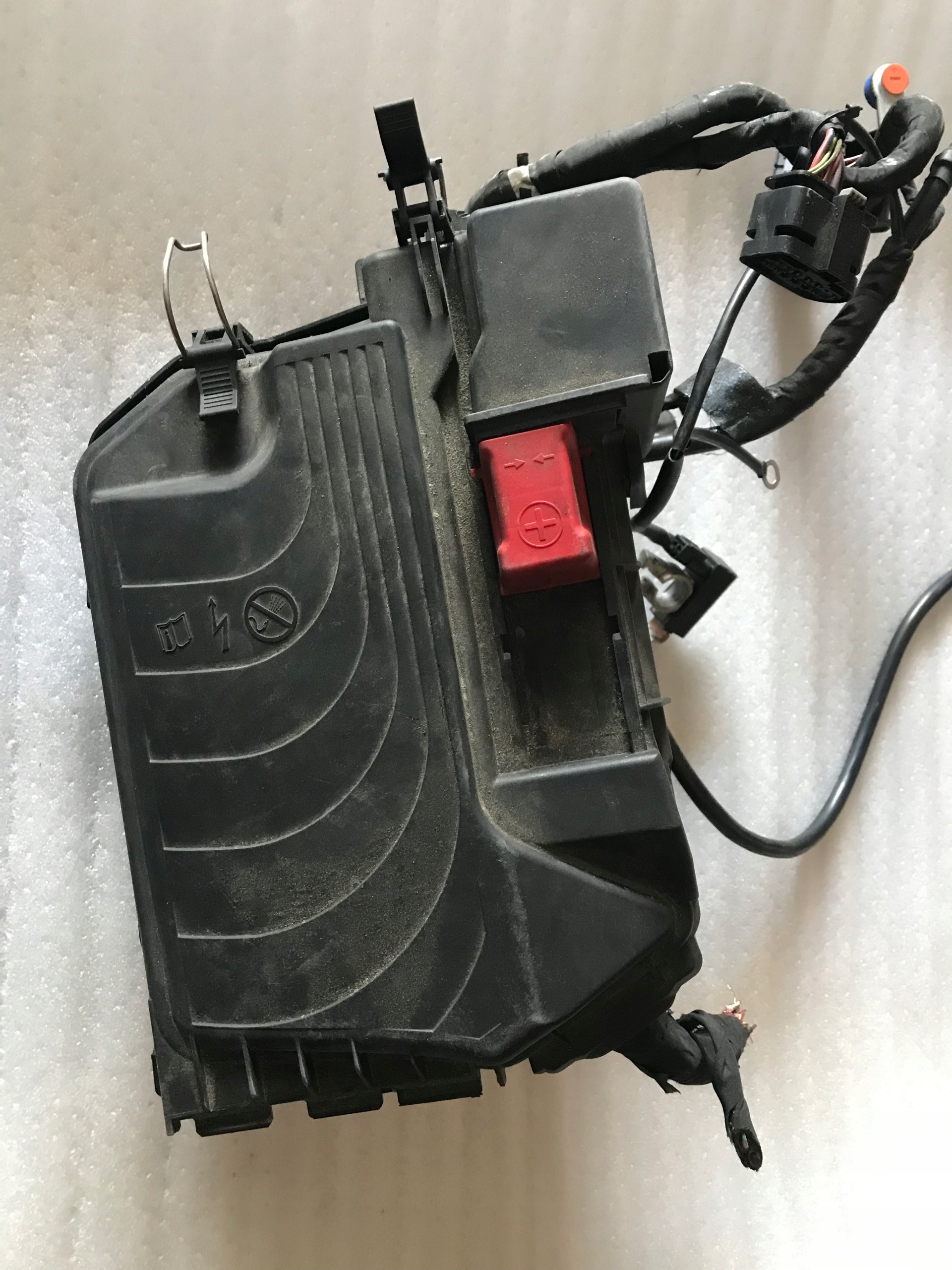 MERCEDES W117 176 PUSZKA BEZPIECZNIKÓW A2465400128