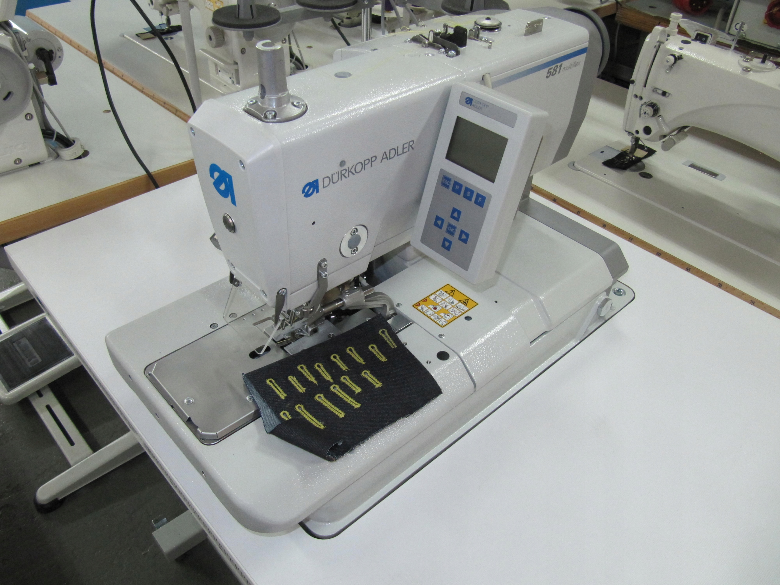 DURKOPP ADLER 581 MULTIFLEX DZIURKARKA ODZIEŻOWA Model 581