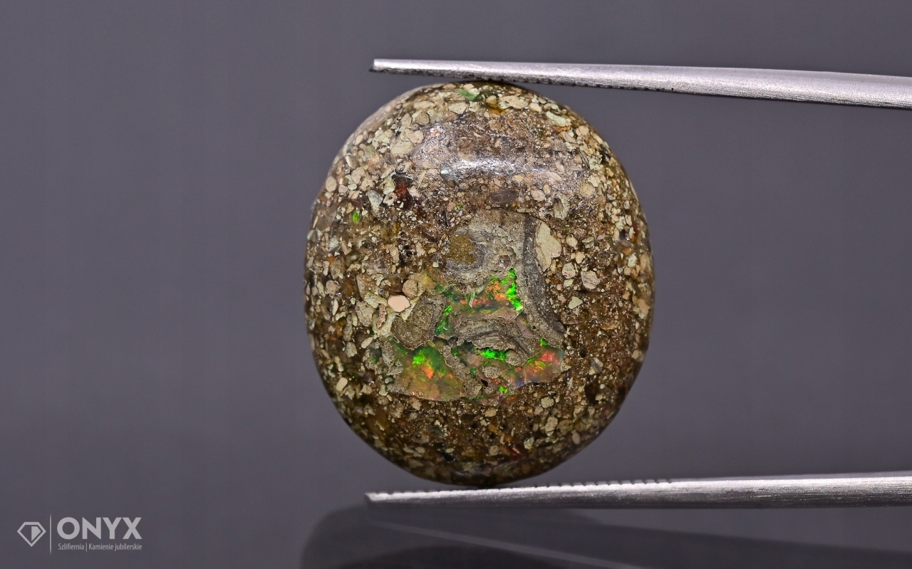 Opál z Etiopie v mateřské skále kabošon ovál