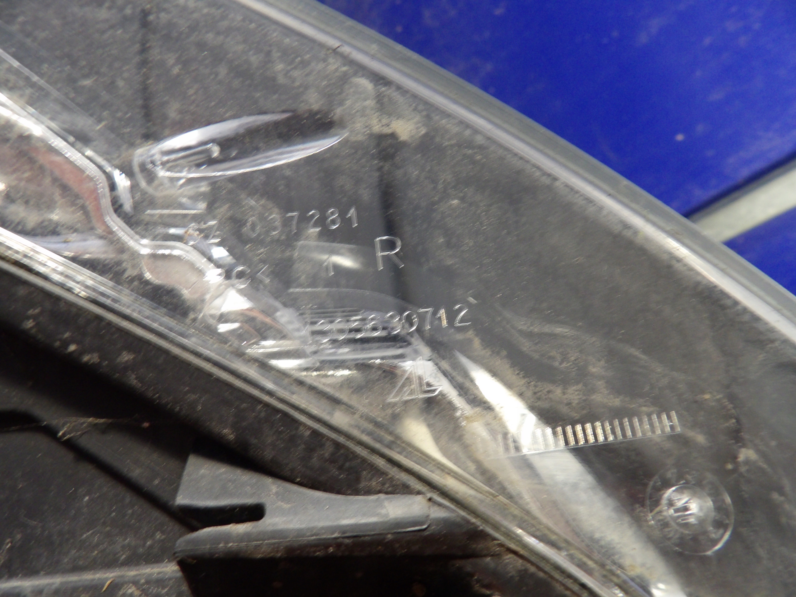 Renault Megane III light front right 1,5D 260105680R 130702410900