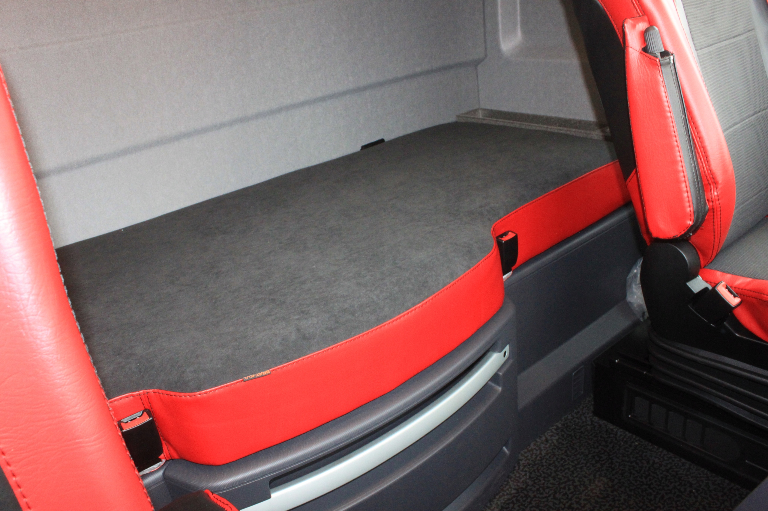 POKROWIEC NA MATERAC ŁÓŻKO TIR RENAULT T GAMA T ŁÓŻKO STAŁE PLUSZ ECO SKÓRA Kod producenta GAMA T