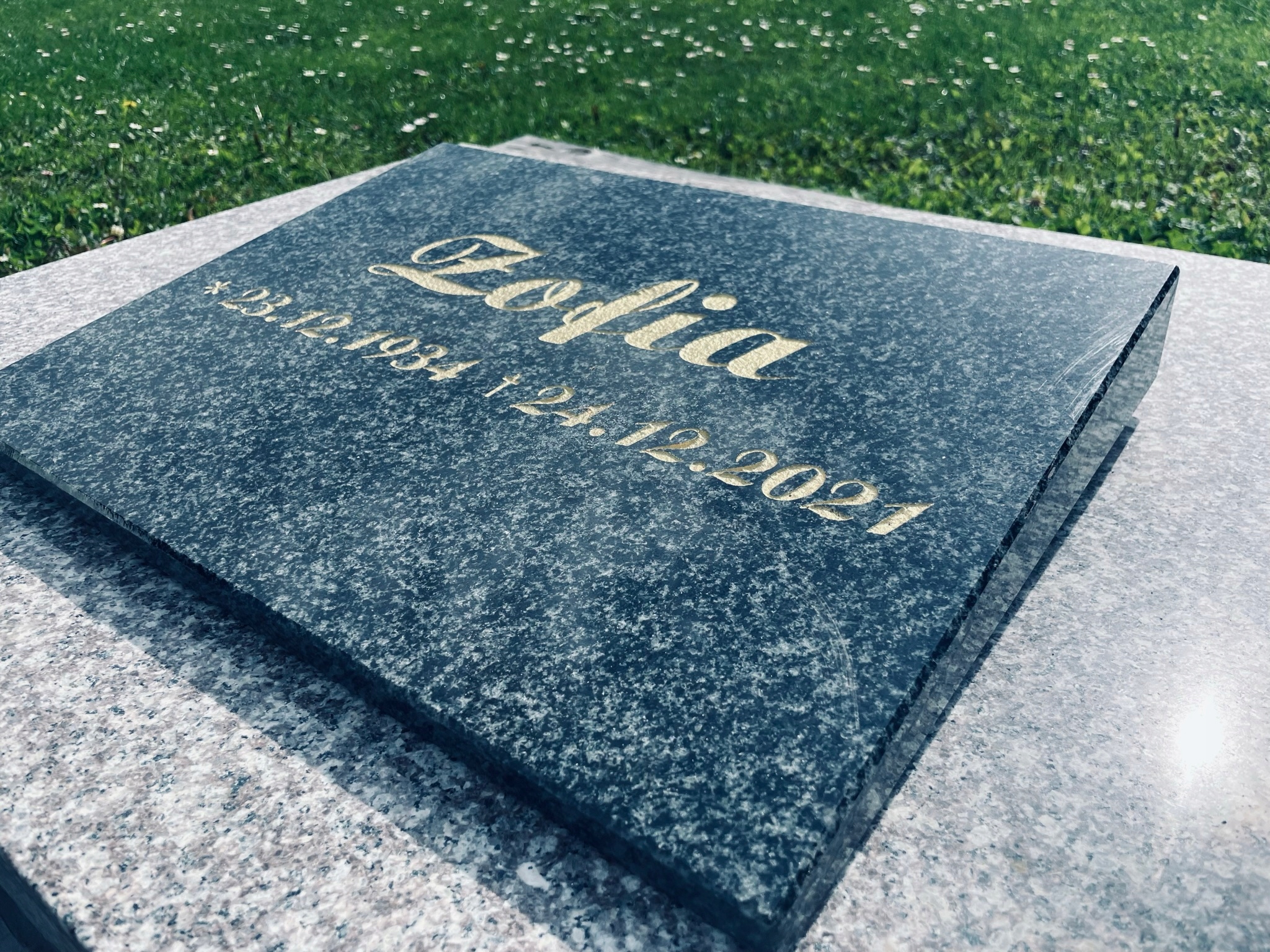 TABLICA PODUSZKA GRANITOWA IMPALA 30x40 gr.6-3 cm z napisem