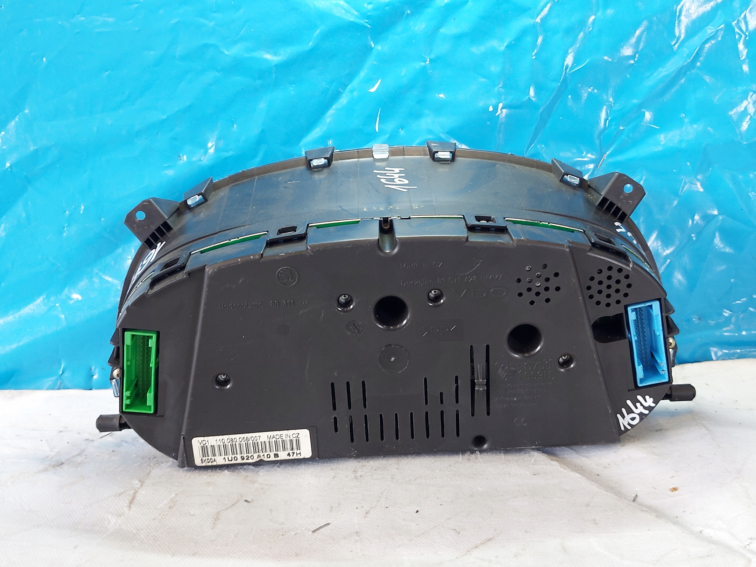 dials clock OCTAVIA and 1.6 B 1U0920810B