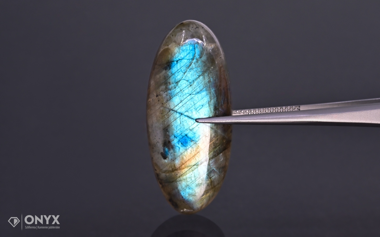 Labradorit kabošon ovál 34x15 mm