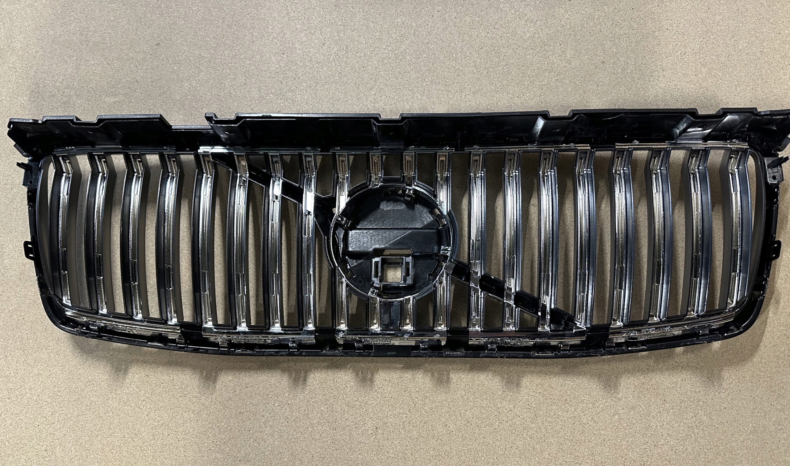 ATRAPA GRILL ZDERZAKA VOLVO XC90 II LIFT SREBRNY POD KAMERĘ 2019-2024 Numer katalogowy części GRILLXC90LIFT1