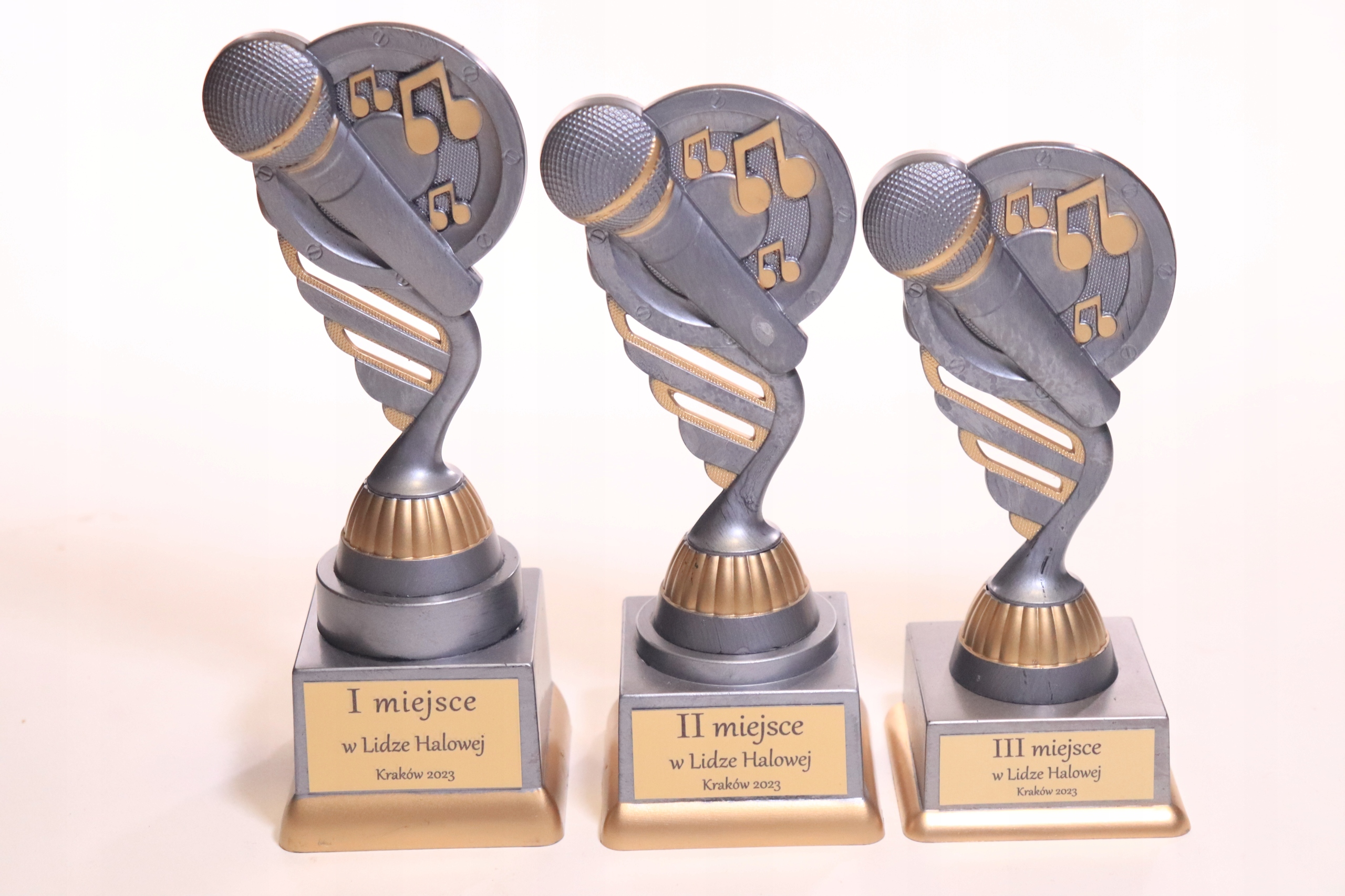 

Statuetka figurka muzyka mikrofon 19cm kpl.3szt