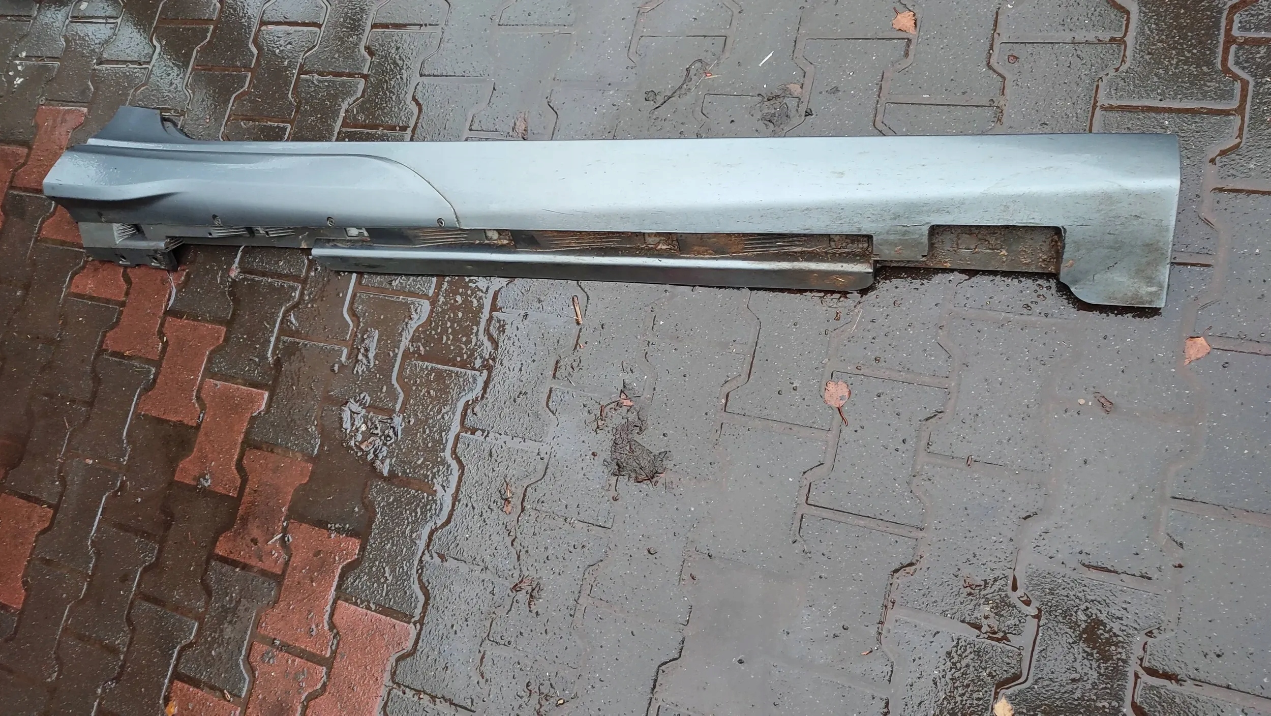 Volvo V40 2018 right moulding threshold cap R-design