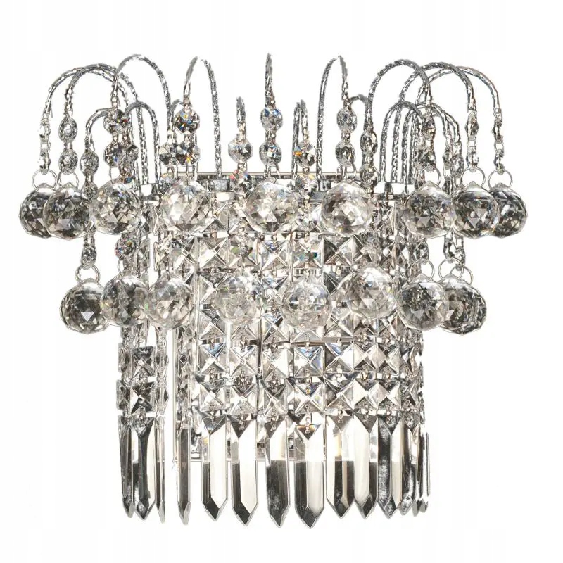 Krištáľové nástenné svietidlo s motívom vodopádu glamour vo vnútri banketovej sály