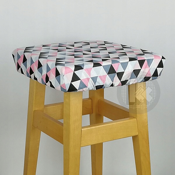 

Kwadratowa poduszka na taboret piramidki różowe