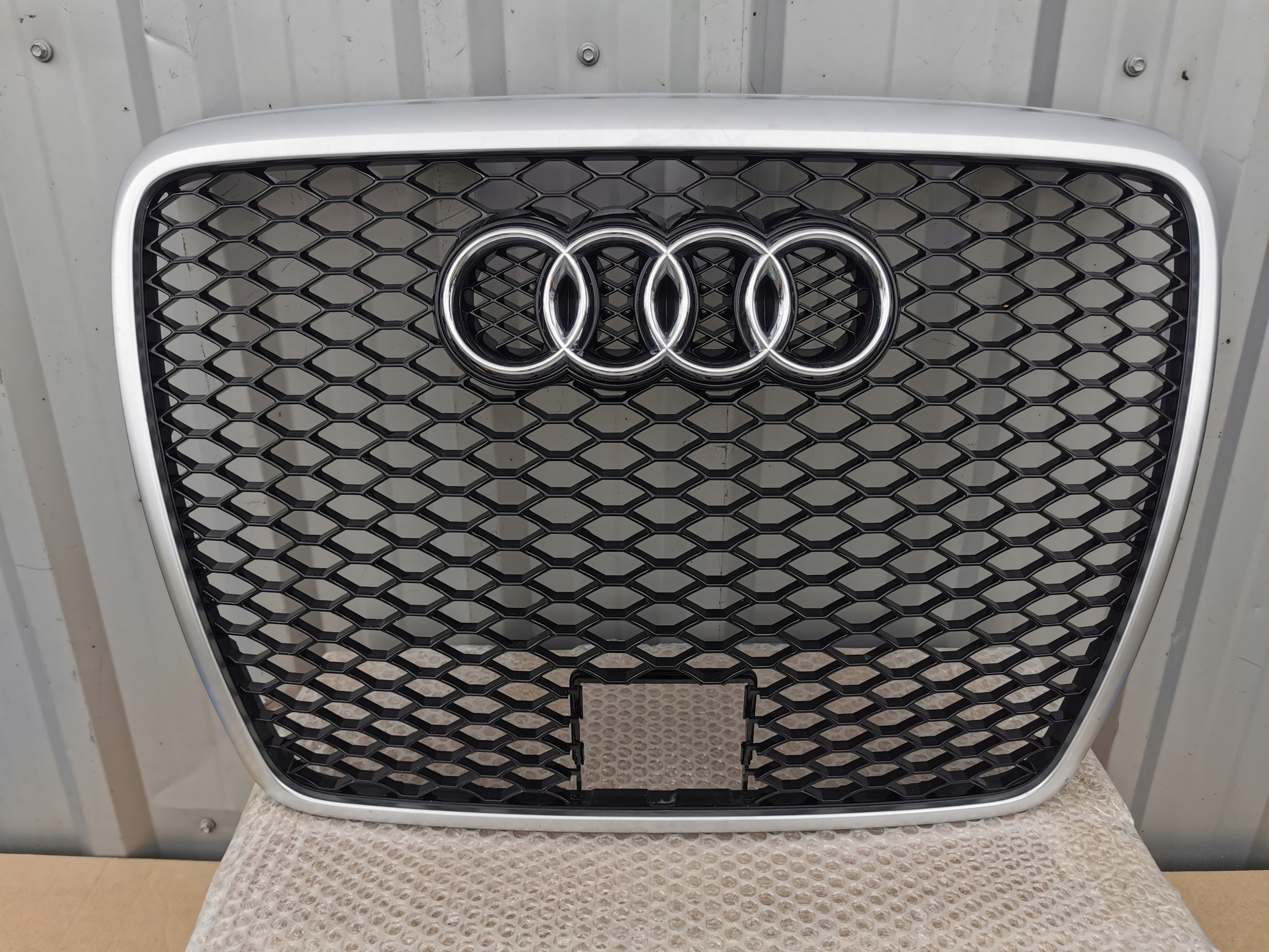 AUDI RS6 C6 4F0 GRILL B.ŁADNY ATRAPA POD RADAR ACC 4F0853651AM