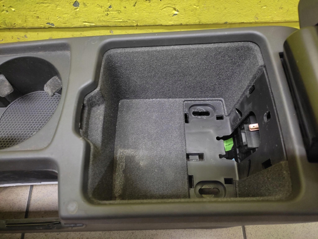 VOLVO S40 II TUNEL central armrest 8687407