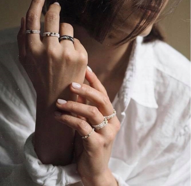 PIERŚCIONEK NA GUMCE KORALIKI JASPIS SZARY Kolor dominujący odcienie szarości