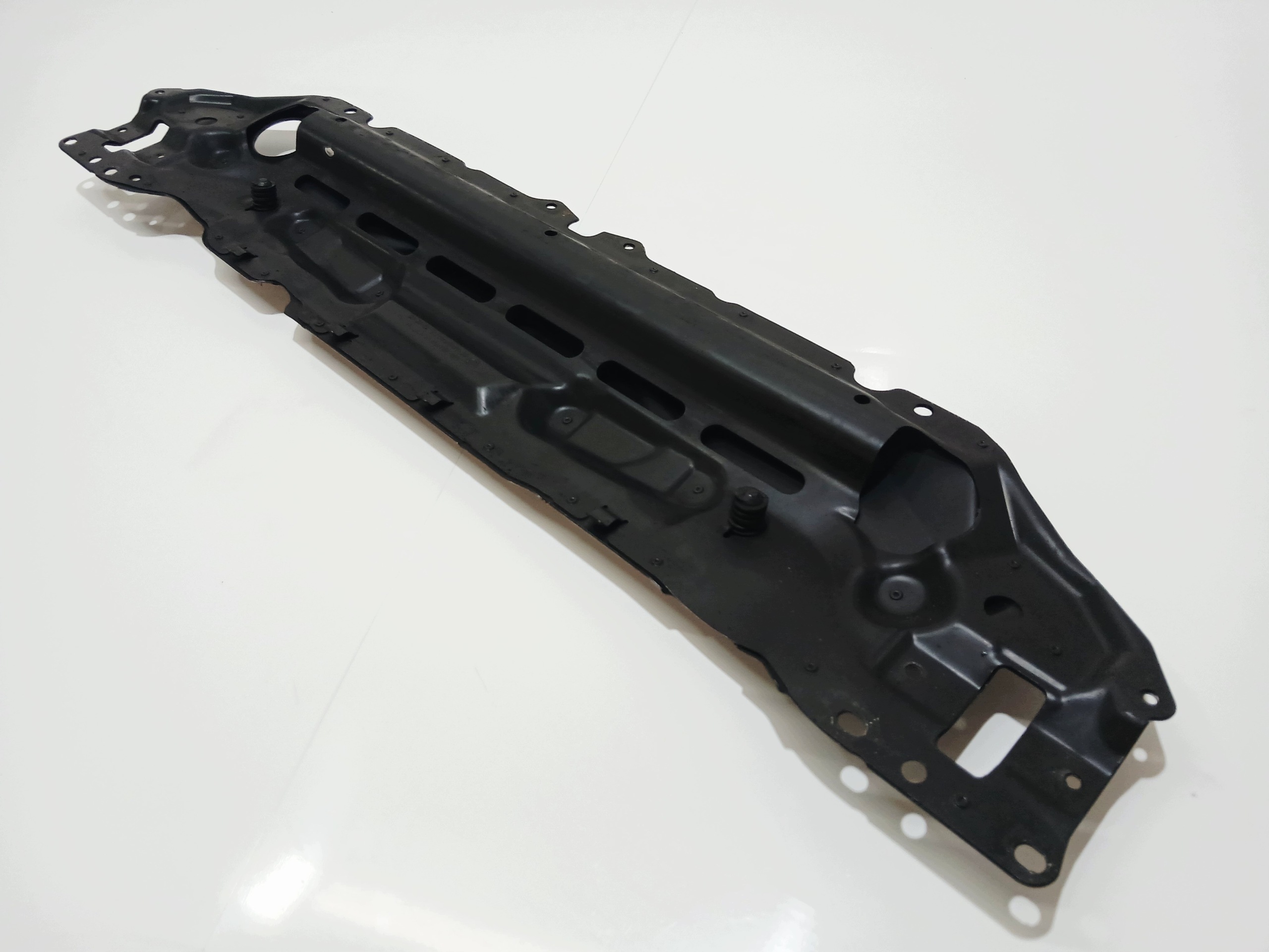 držák stěny předního BMW E60 E61 OE 7033741 (0000510)