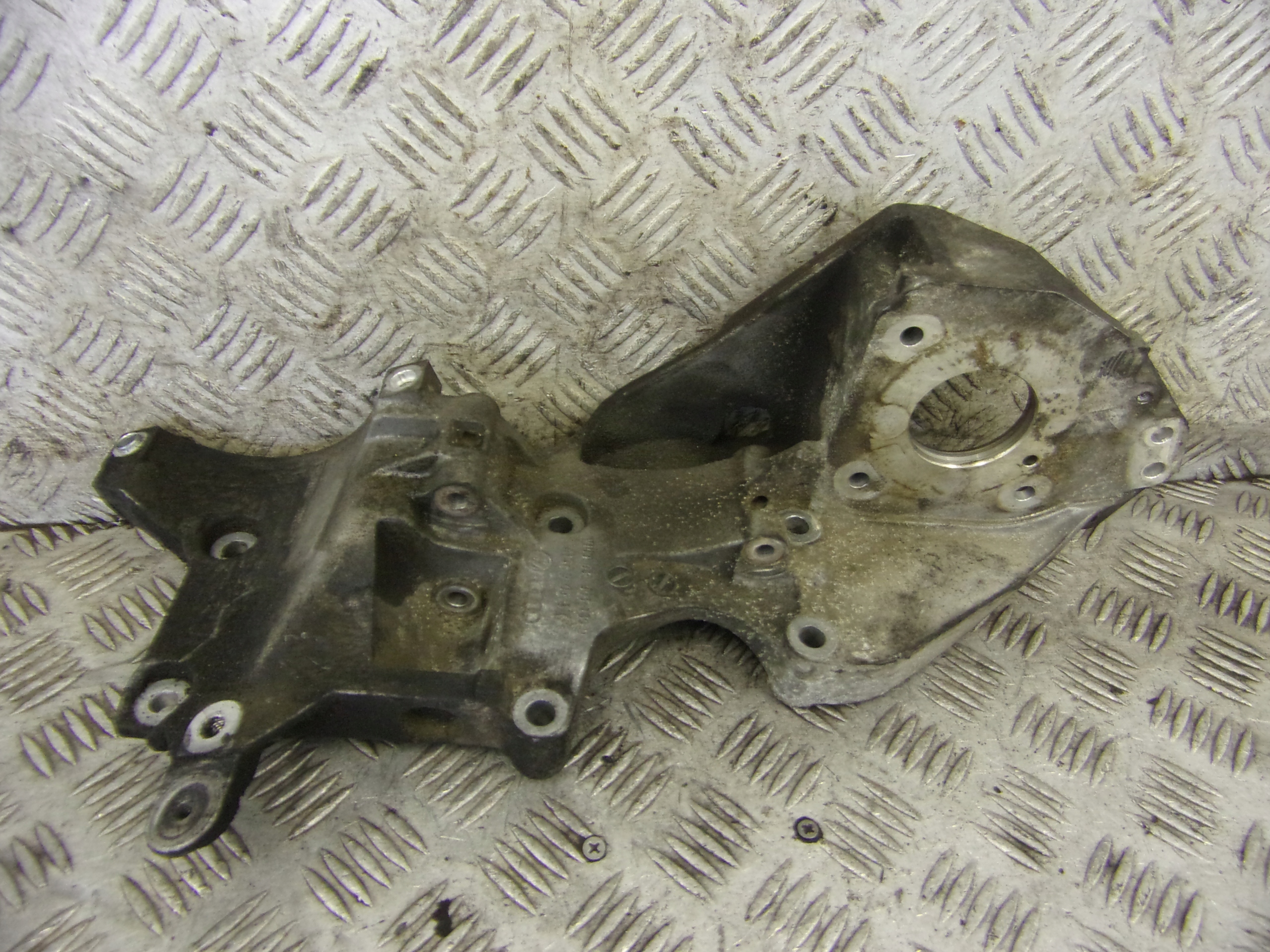 Support Support plaque Alternateur VOLKSWAGEN PASSAT B6 03L903139D 2.0 TDI