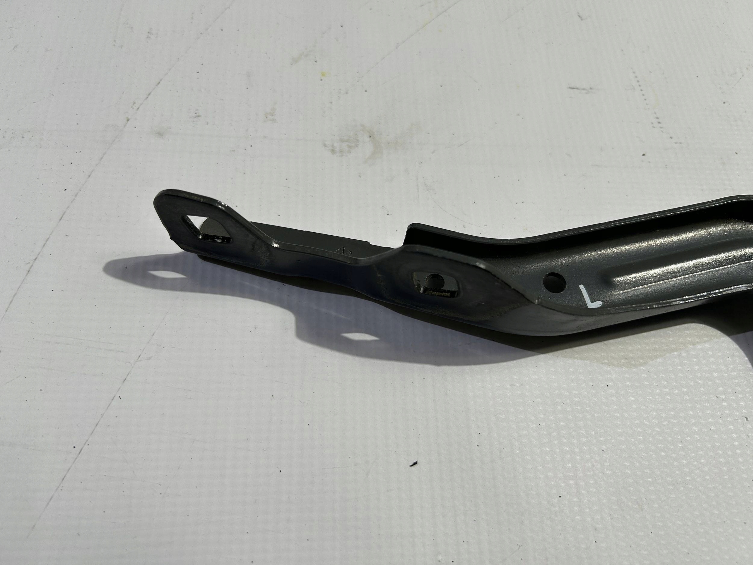 hinge bonnets left Chrysler Pacifica 2021