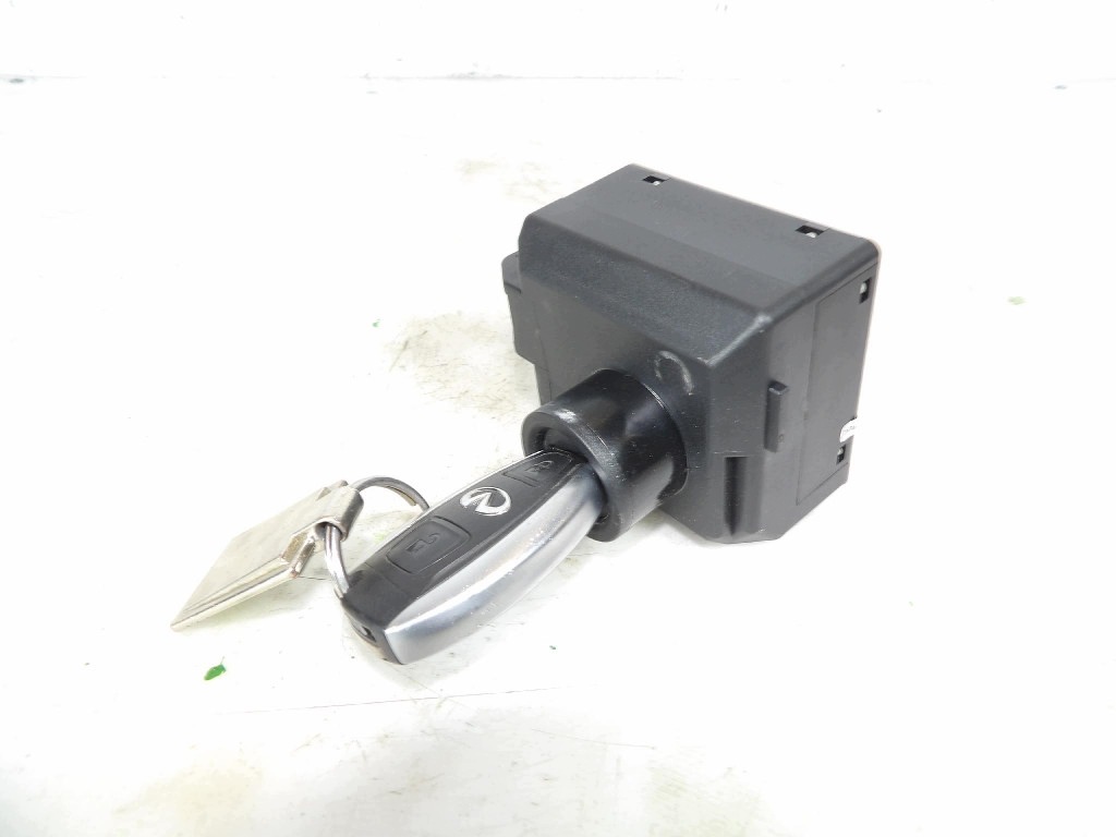 INFINITI Q30 1.6CGI ignition A2469055103