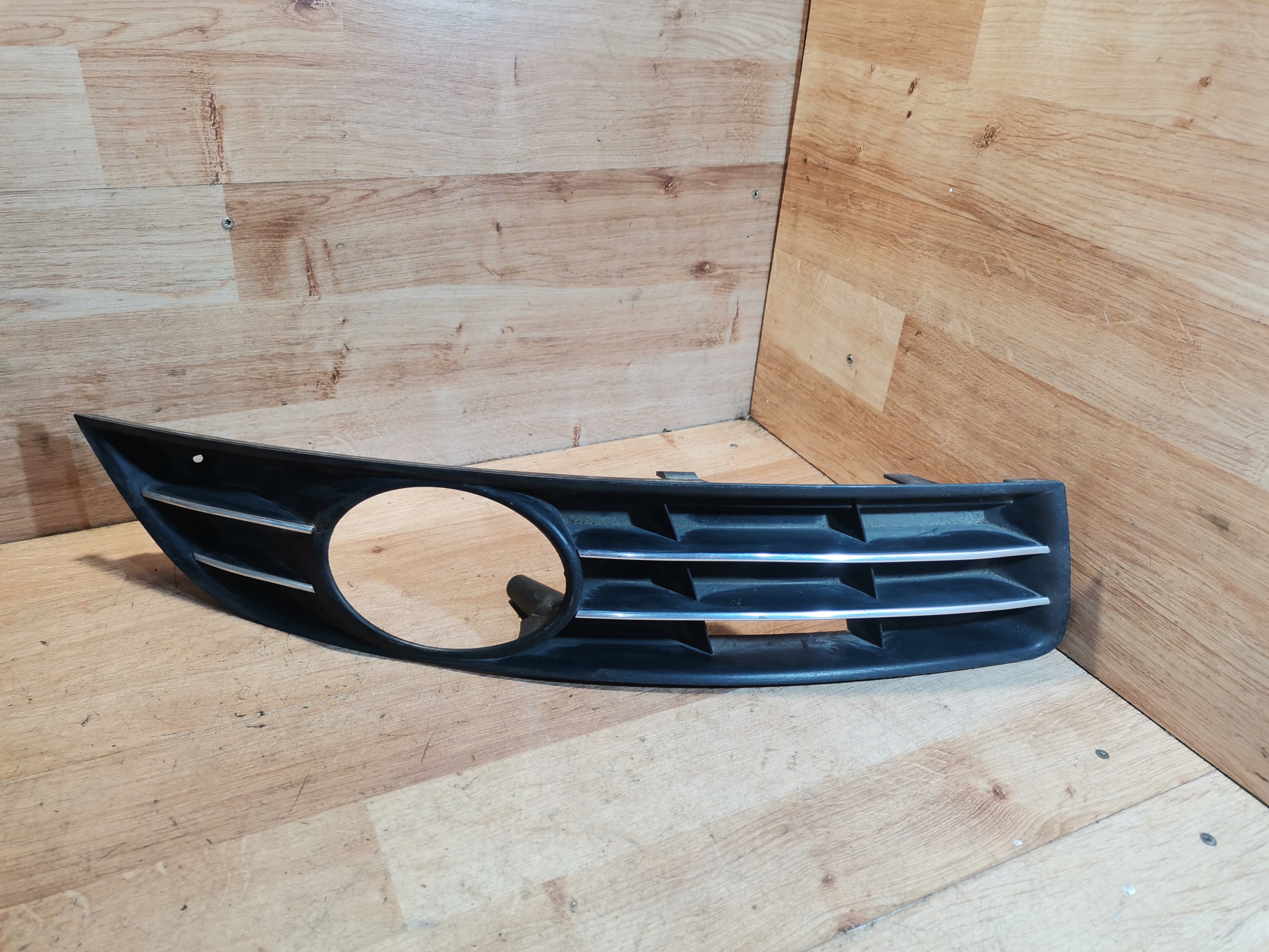 grid of a bumper right VW PASSAT B6 3C0853666A 05