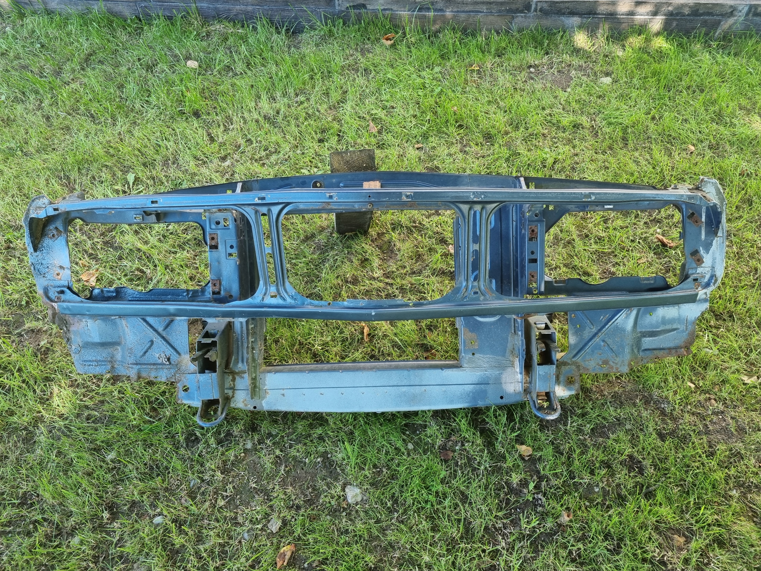 BMW E28 PAS PRZEDNI WZMOCNIENIE czołowe