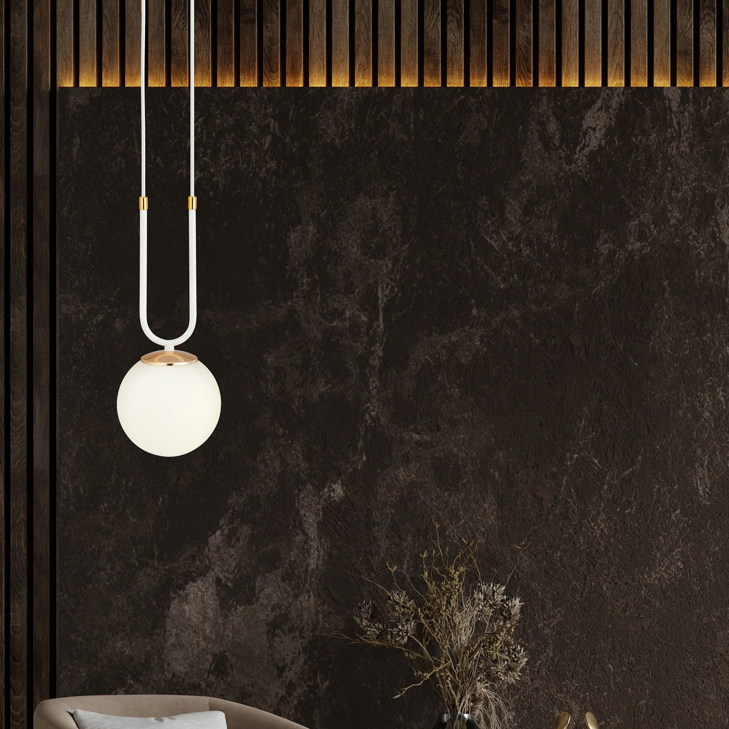 Elegantní dvojitý závěs zakončený obloukem dole nad křeslem v obývacím pokoji Glam 1