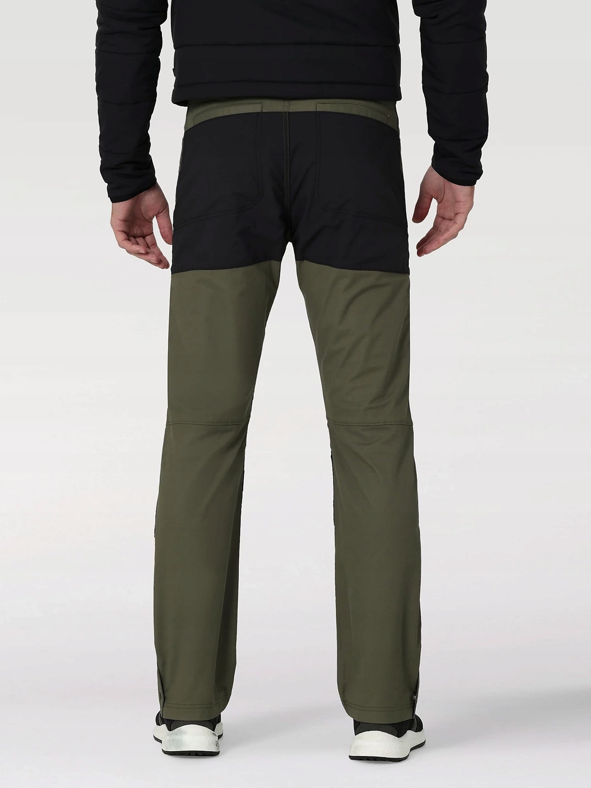 WRANGLER SOFTSHELL PANT OLIVE WC3TAWX45 44/32 Właściwości Bawełniane oddychające szybkoschnące