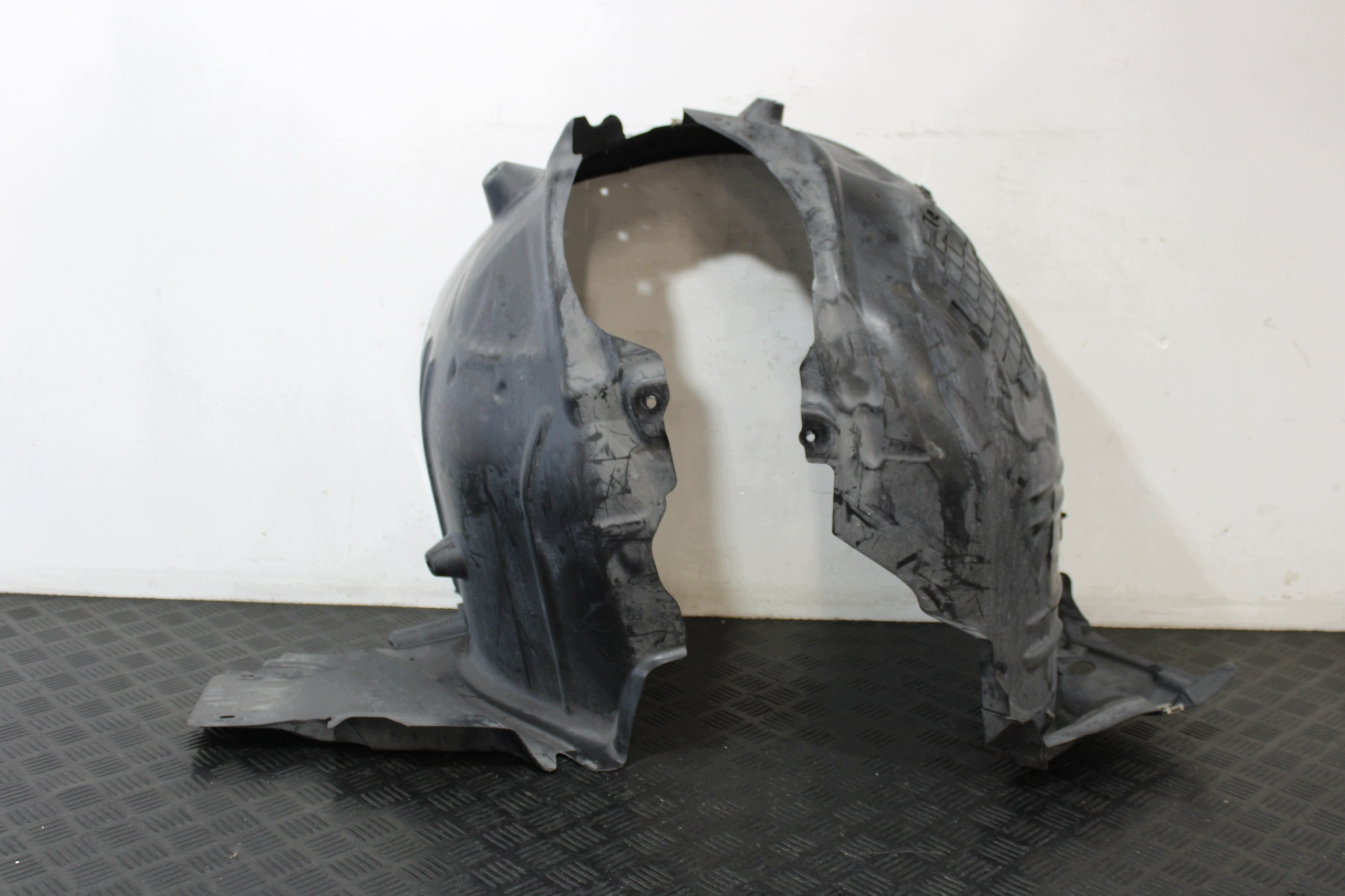 mudguard left front A2056903101 MERCEDES C-KLASA W205
