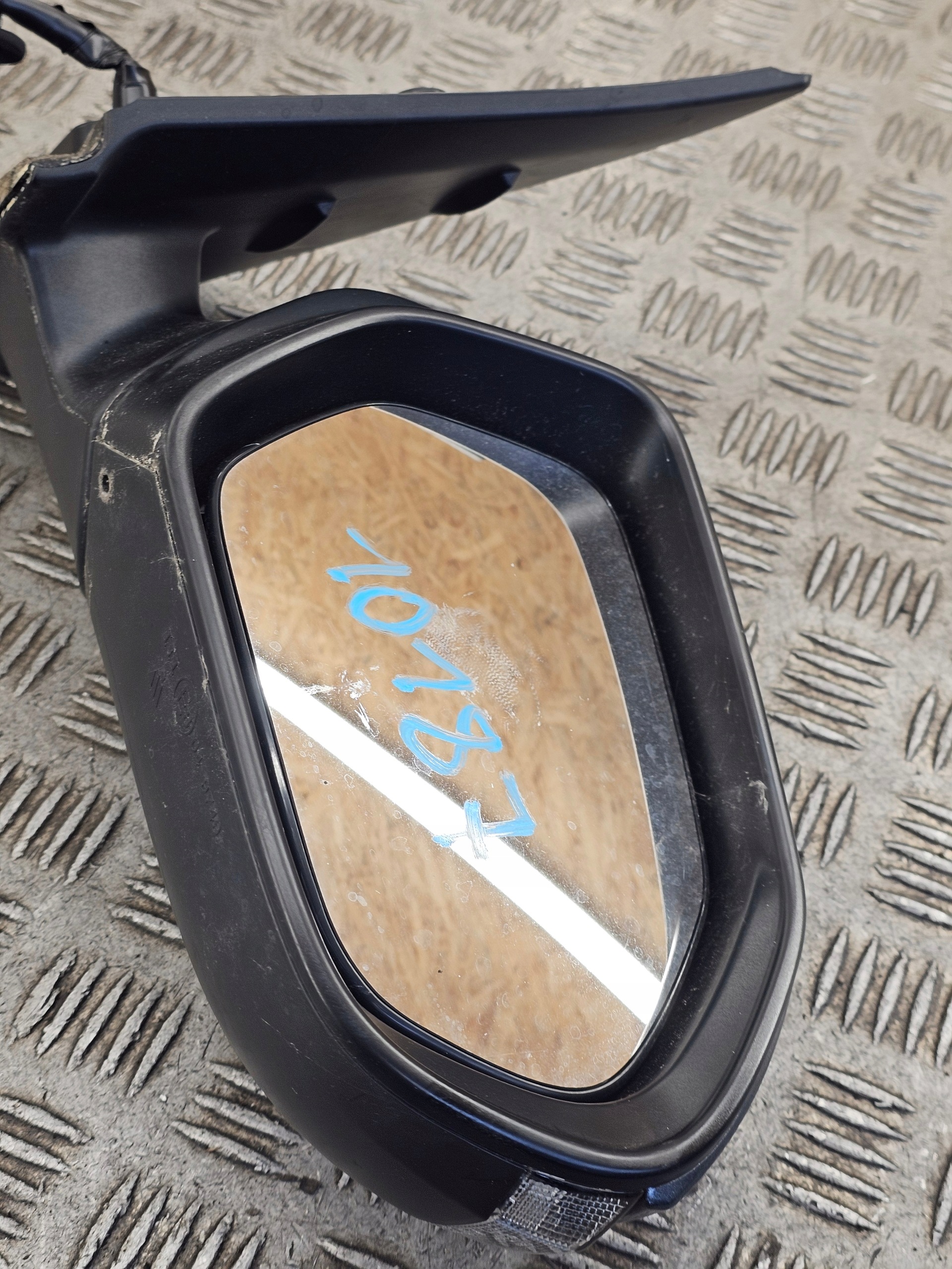 TOYOTA YARIS IV mirror front front right 6 PIN 2020