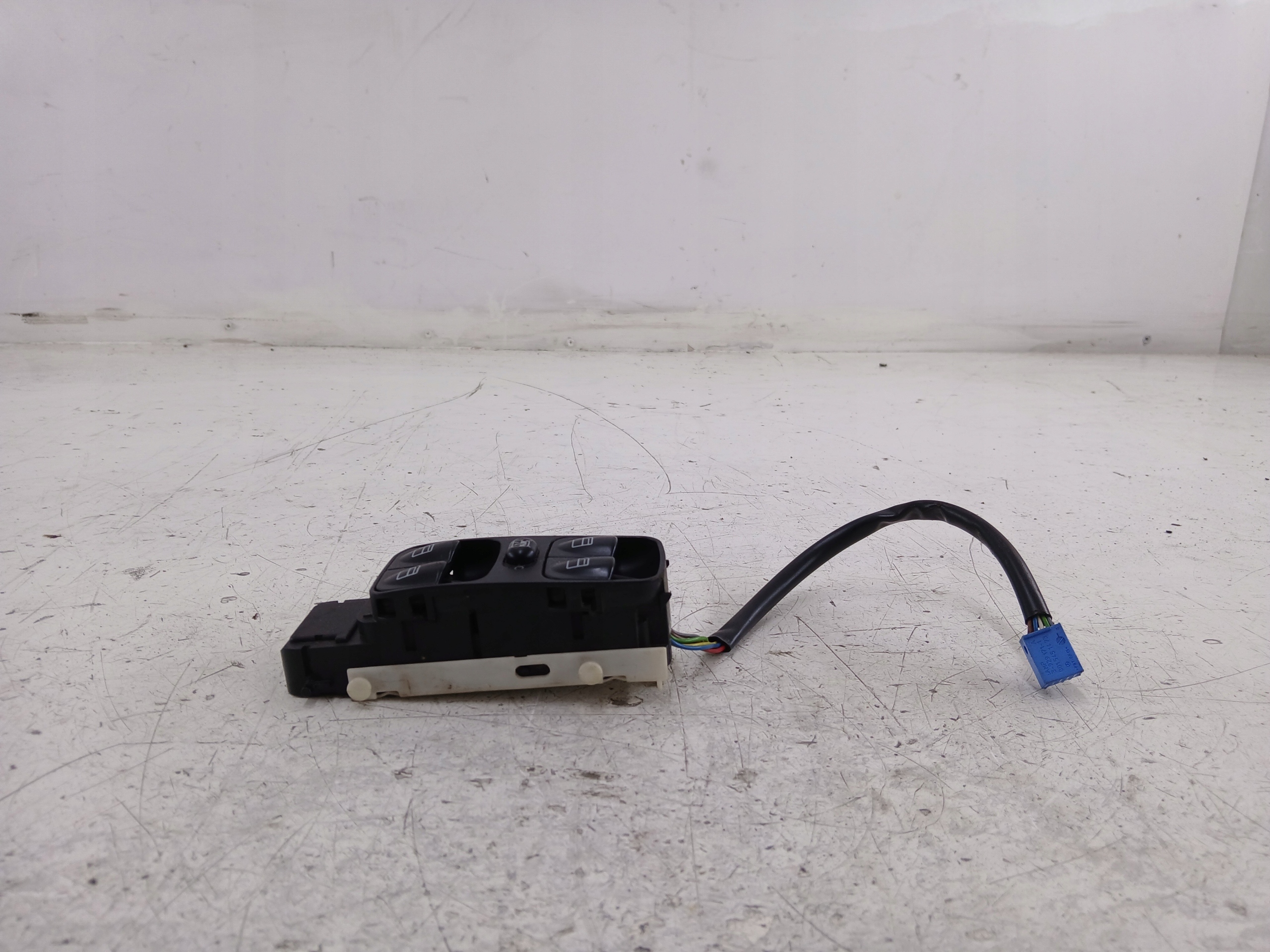 MERCEDES W203 PANEL okna levý předek A2038210479