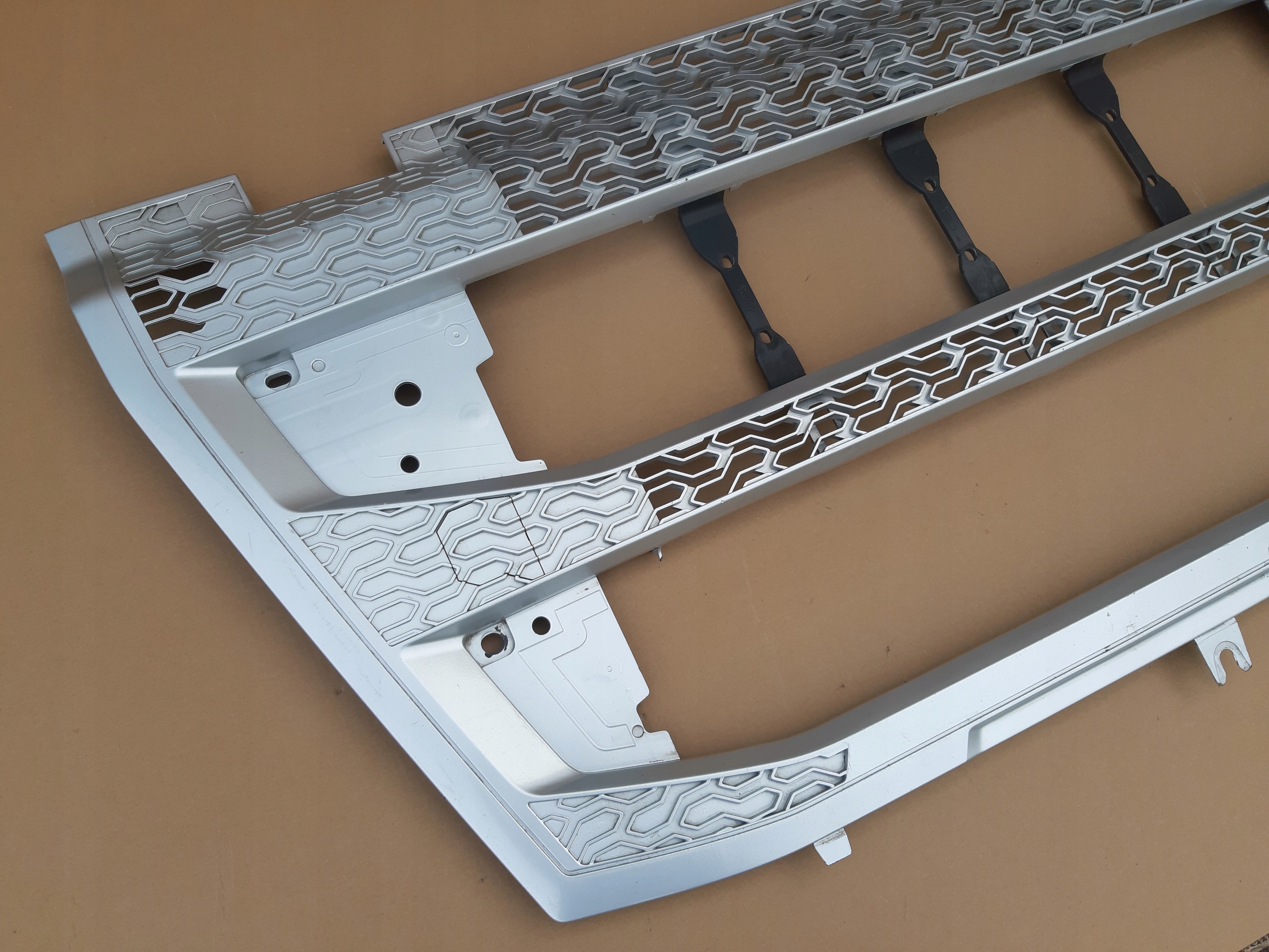 VOLVO FH5 GRILL ATRAPA CHŁODNICY DOLNA 23512110 Producent części Volvo OE