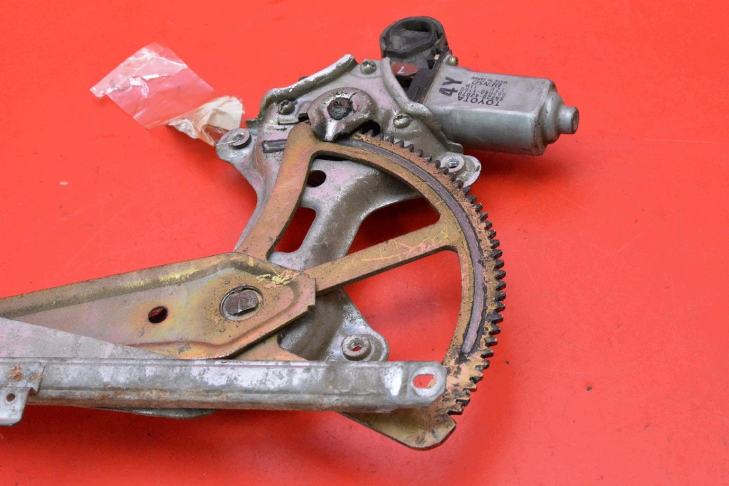 window regulator left front EU 85720-42070 TOYOTA RAV4 2 II 00-03