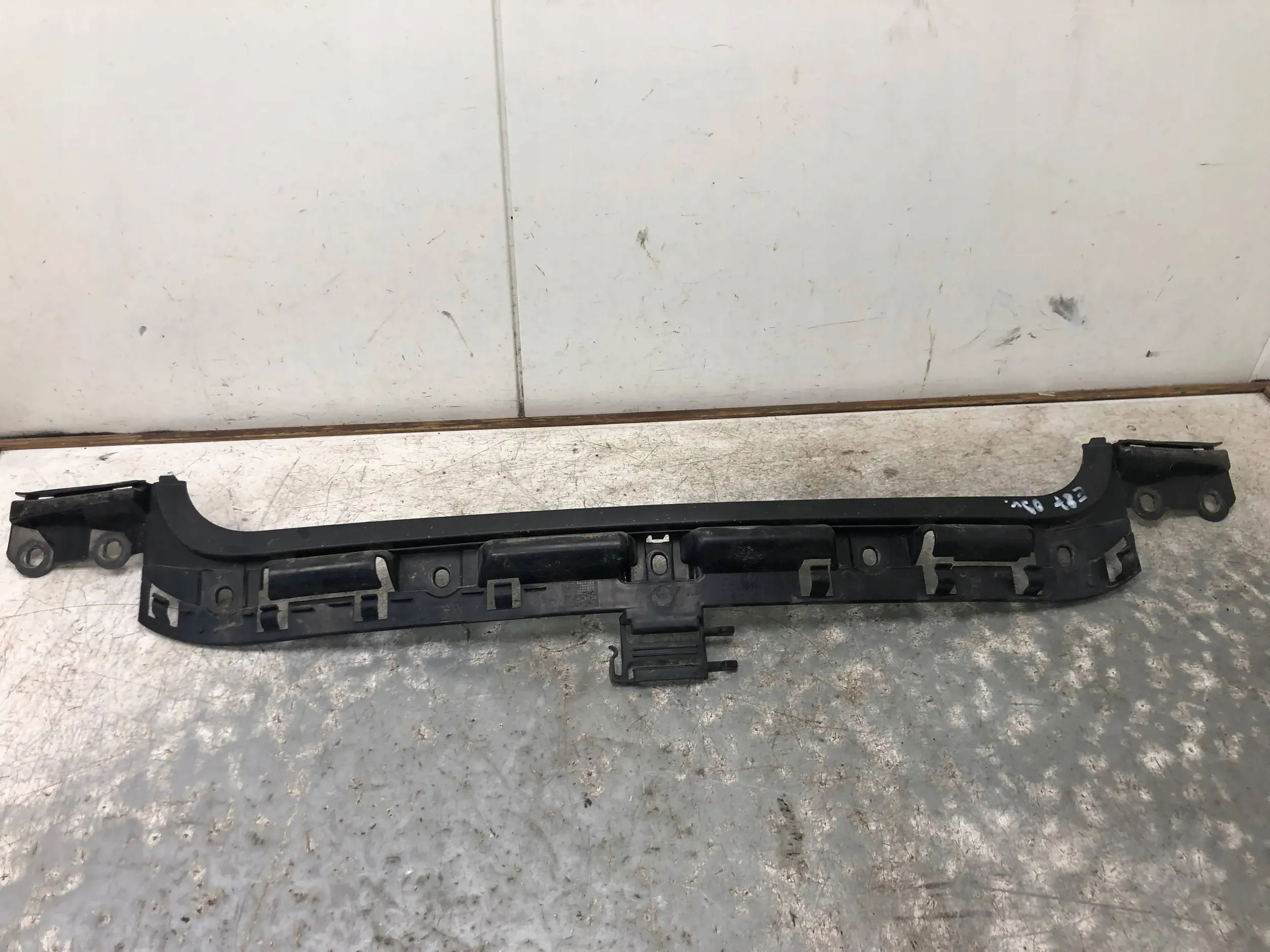 bumper bracket central rear part BMW E87 7058521